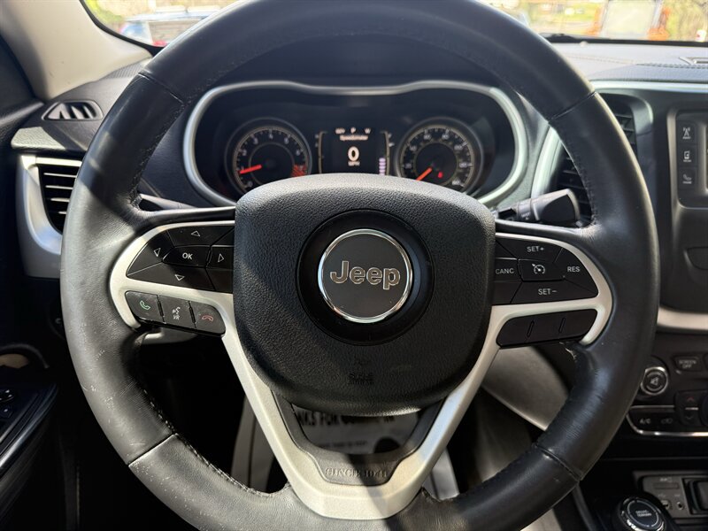 Used 2015 Jeep Cherokee Latitude w/ Comfort/Convenience Group image 14