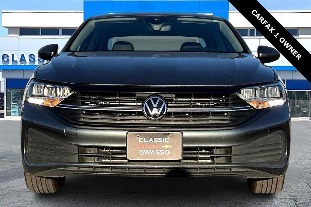 Used 2024 Volkswagen Jetta SE image 2