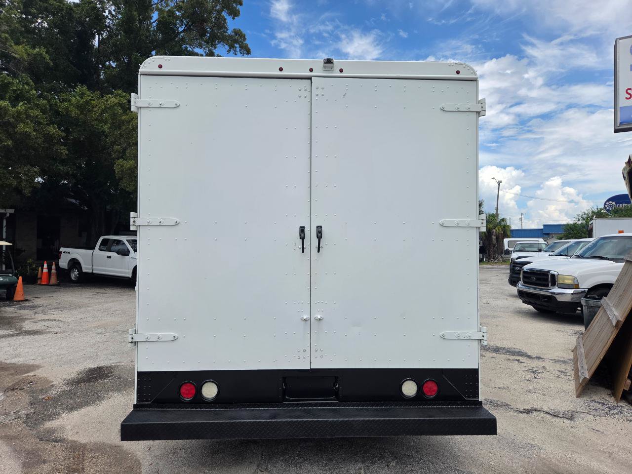 Used 2017 Ford E-350 and Econoline 350 Super Duty w/ A/C Prep Package RWD image 7