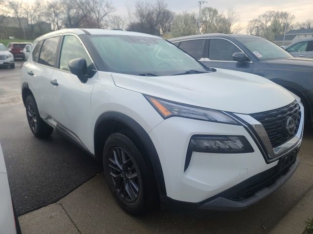 Used 2023 Nissan Rogue S image 2