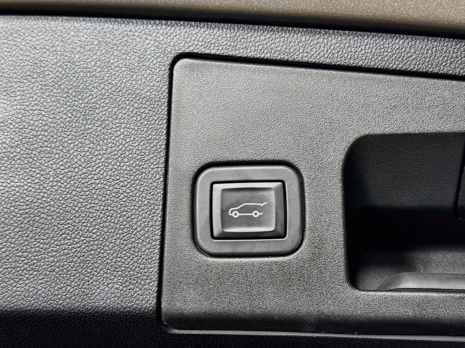 Used 2025 Cadillac XT4 Premium Luxury FWD image 40