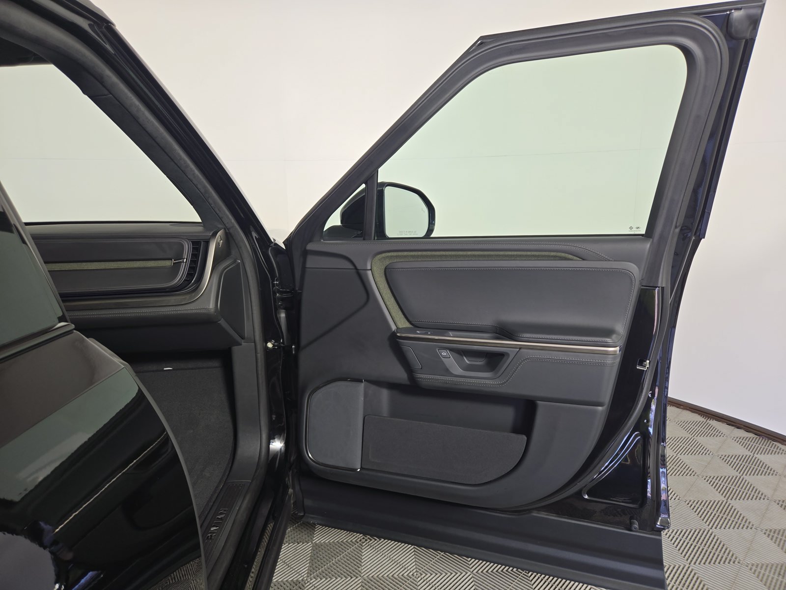 Used 2025 Rivian R1S Adventure Dual AWD/4WD image 18
