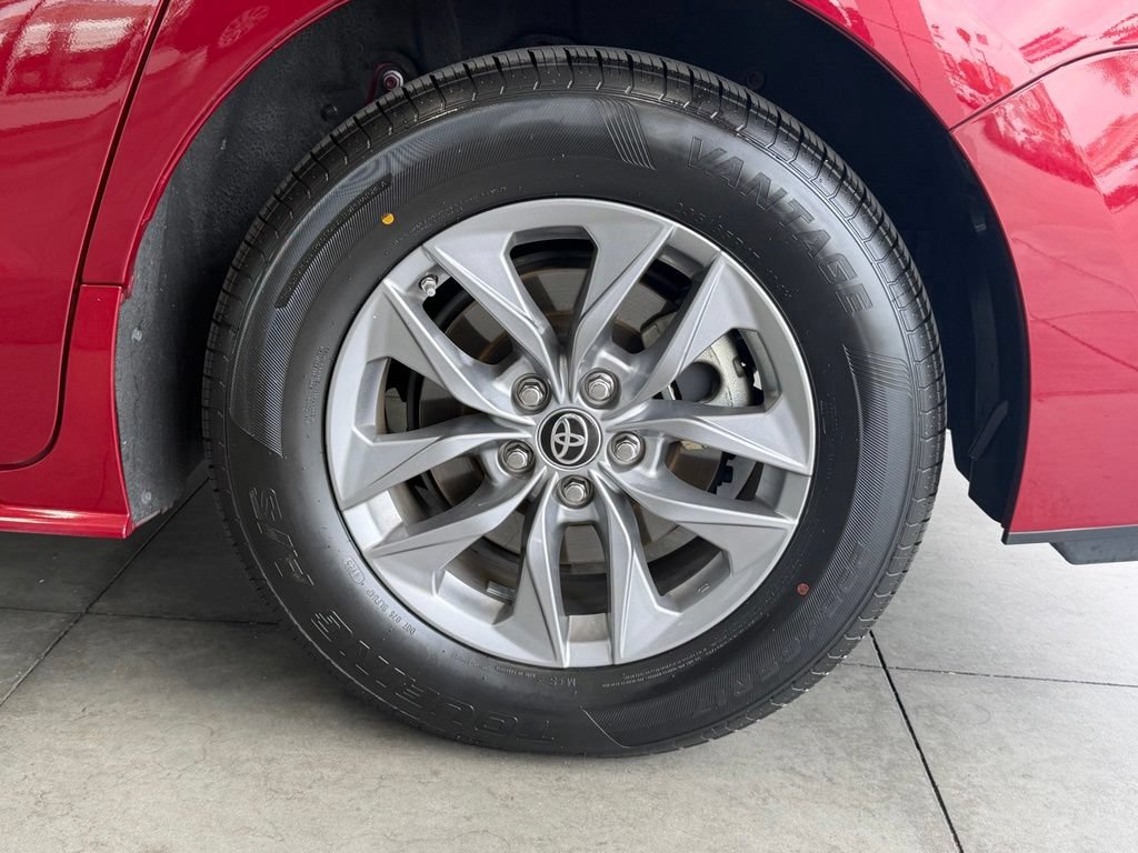 Certified 2022 Toyota Sienna LE AWD/4WD image 17