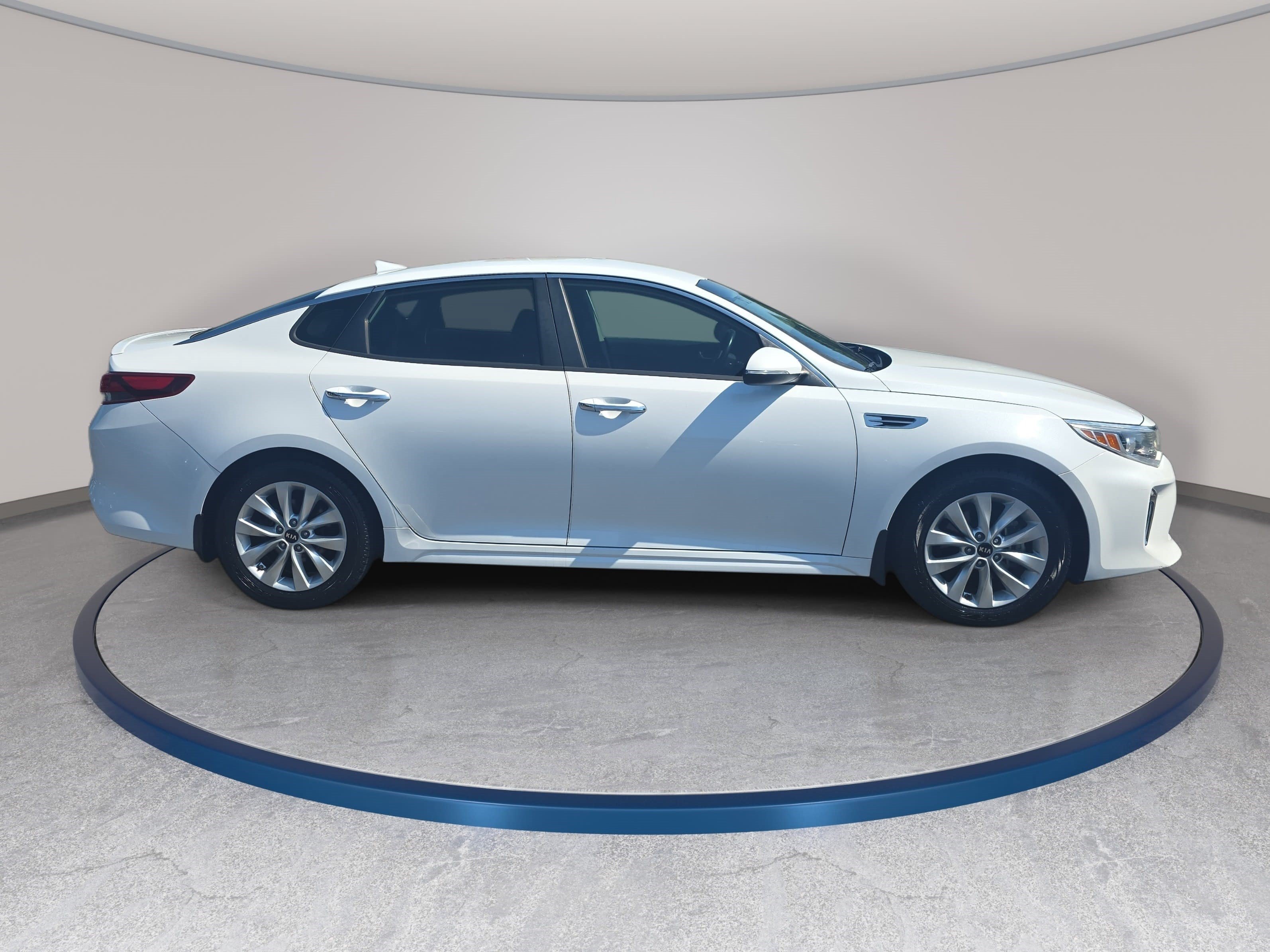Used 2018 Kia Optima S FWD image 4