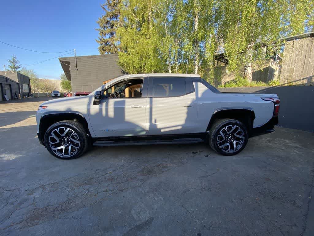 Used 2025 Chevrolet Silverado EV RST AWD/4WD image 3