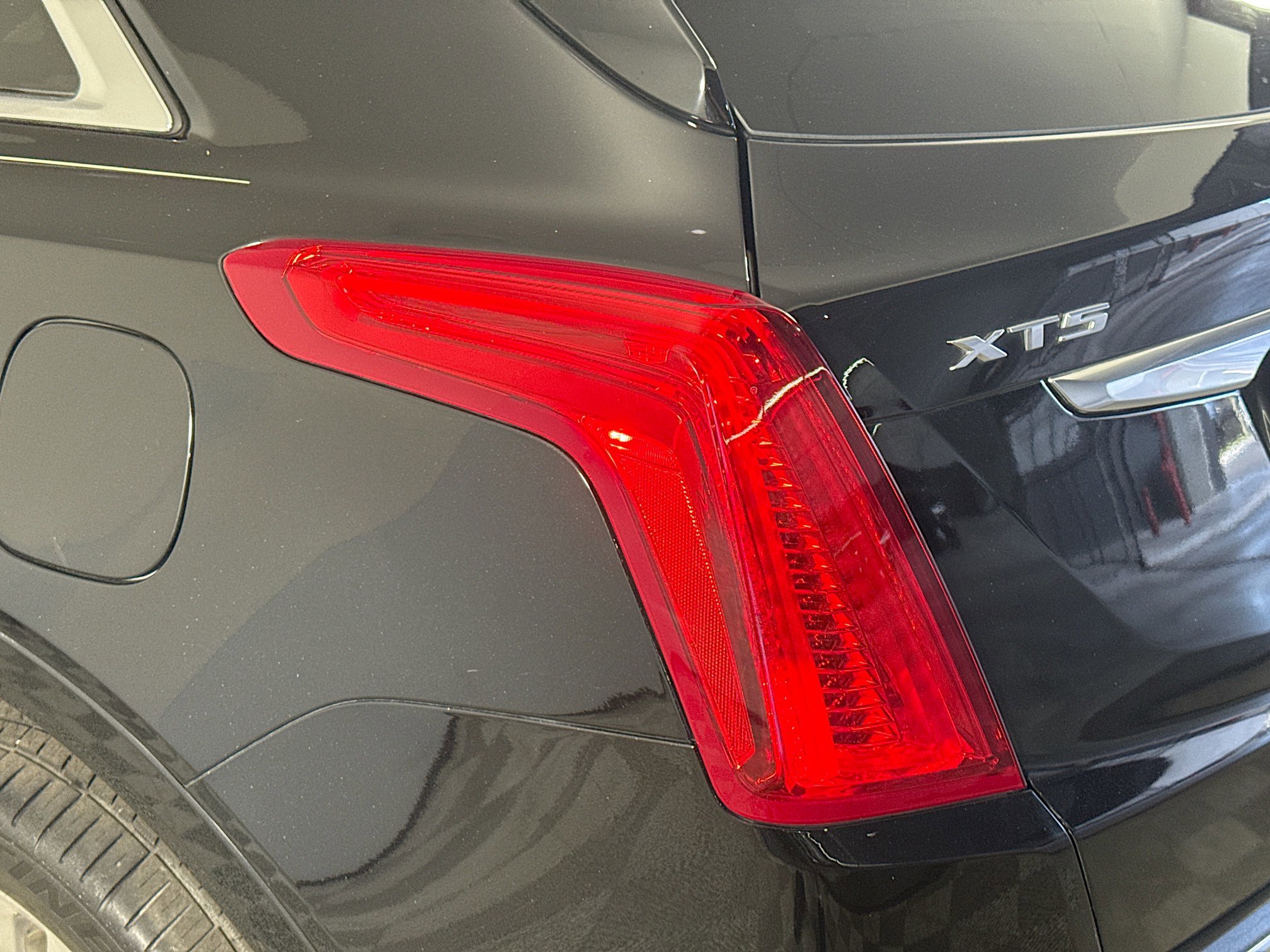Used 2017 Cadillac XT5 Platinum image 36