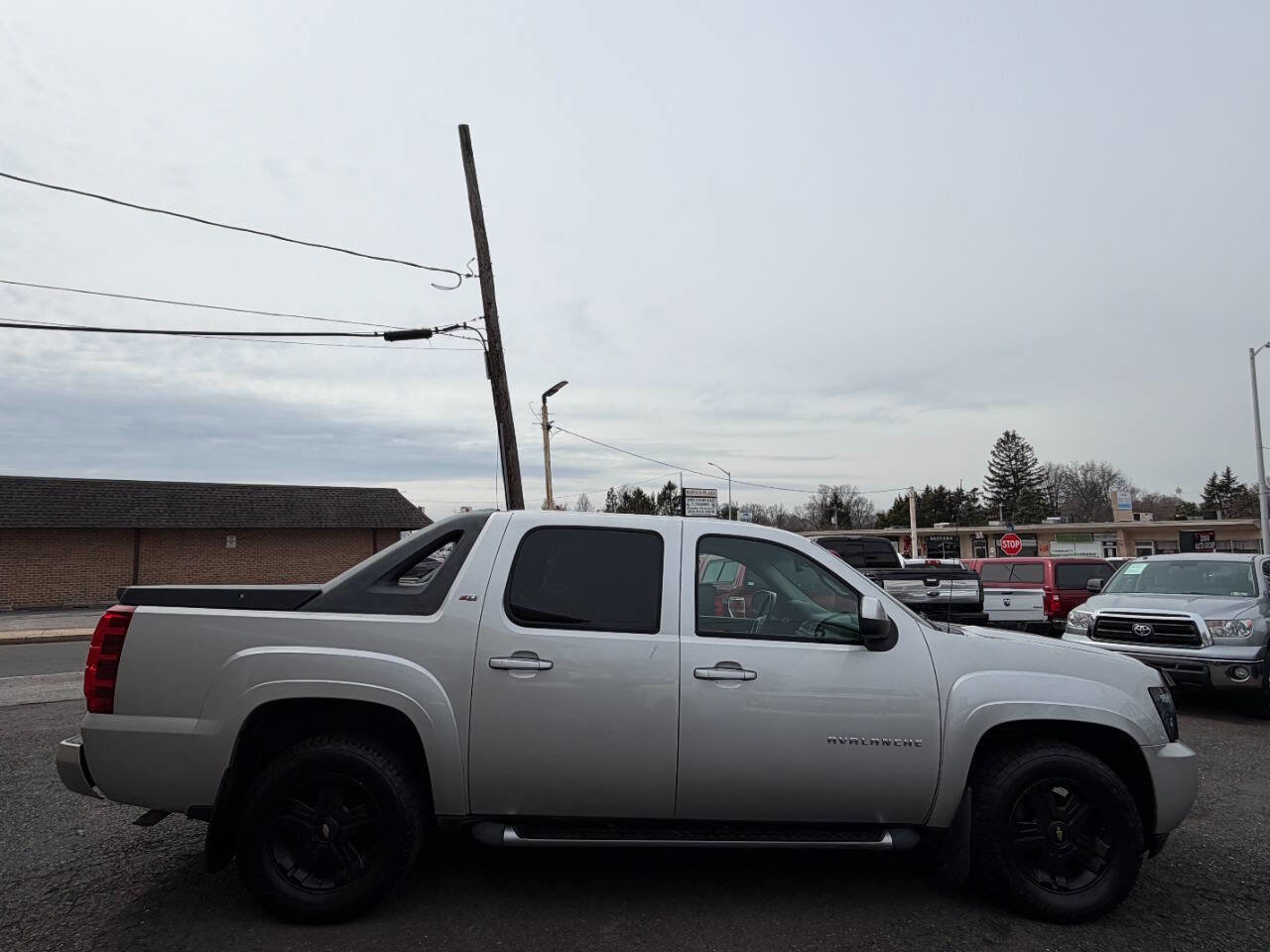 Used 2010 Chevrolet Avalanche LT w/ Luxury Package AWD/4WD image 7