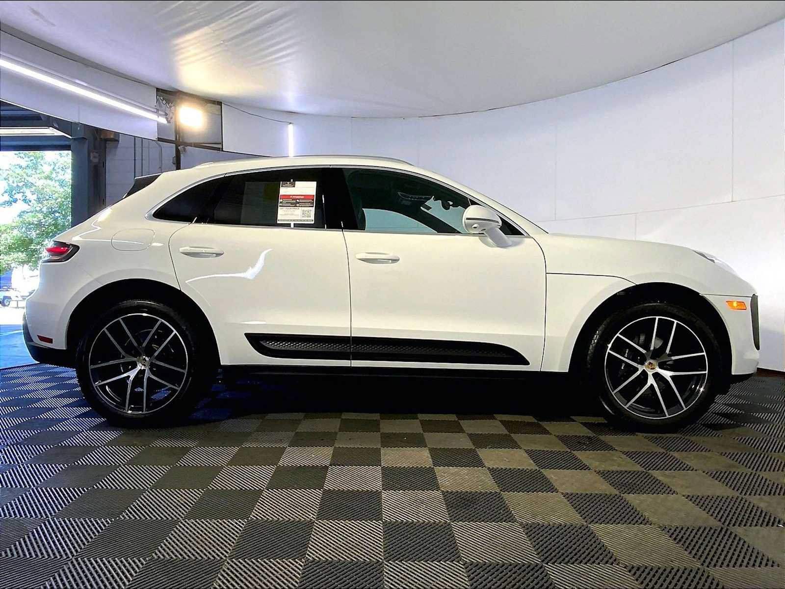 Certified 2024 Porsche Macan AWD/4WD image 8