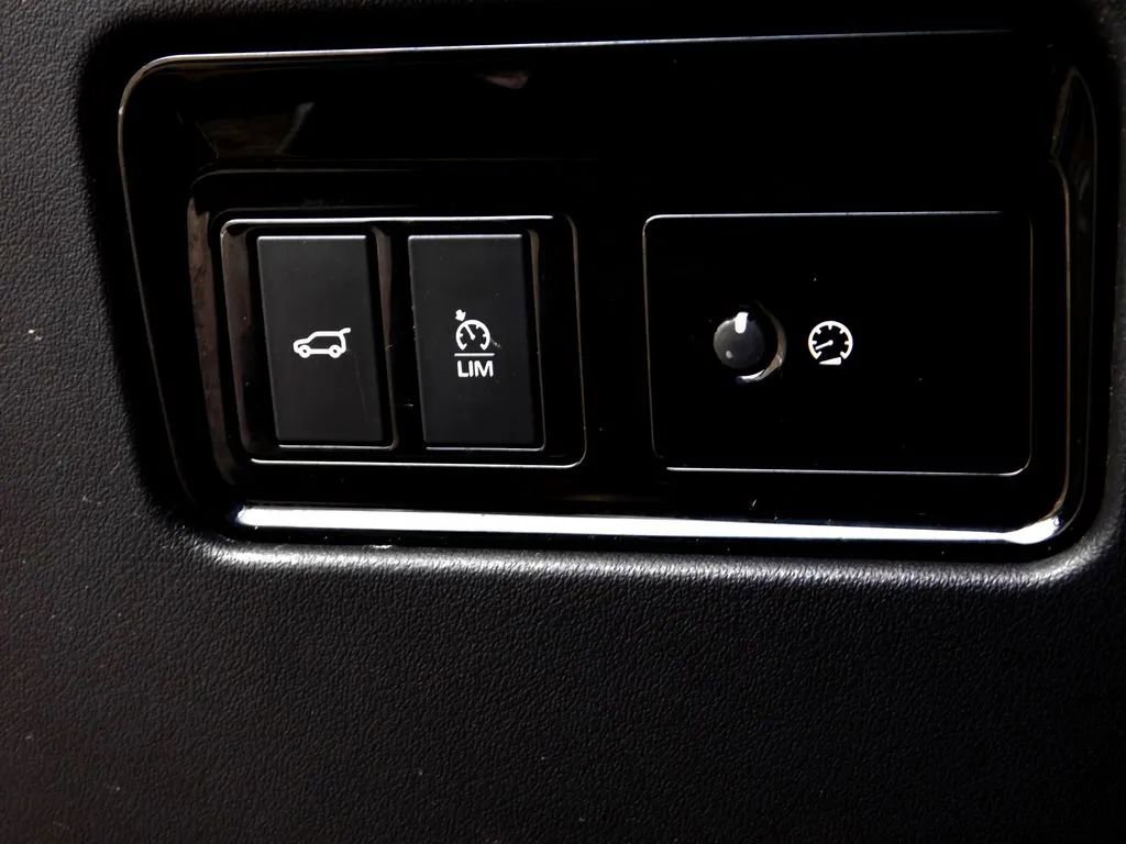 Used 2019 Jaguar F-PACE Premium image 24