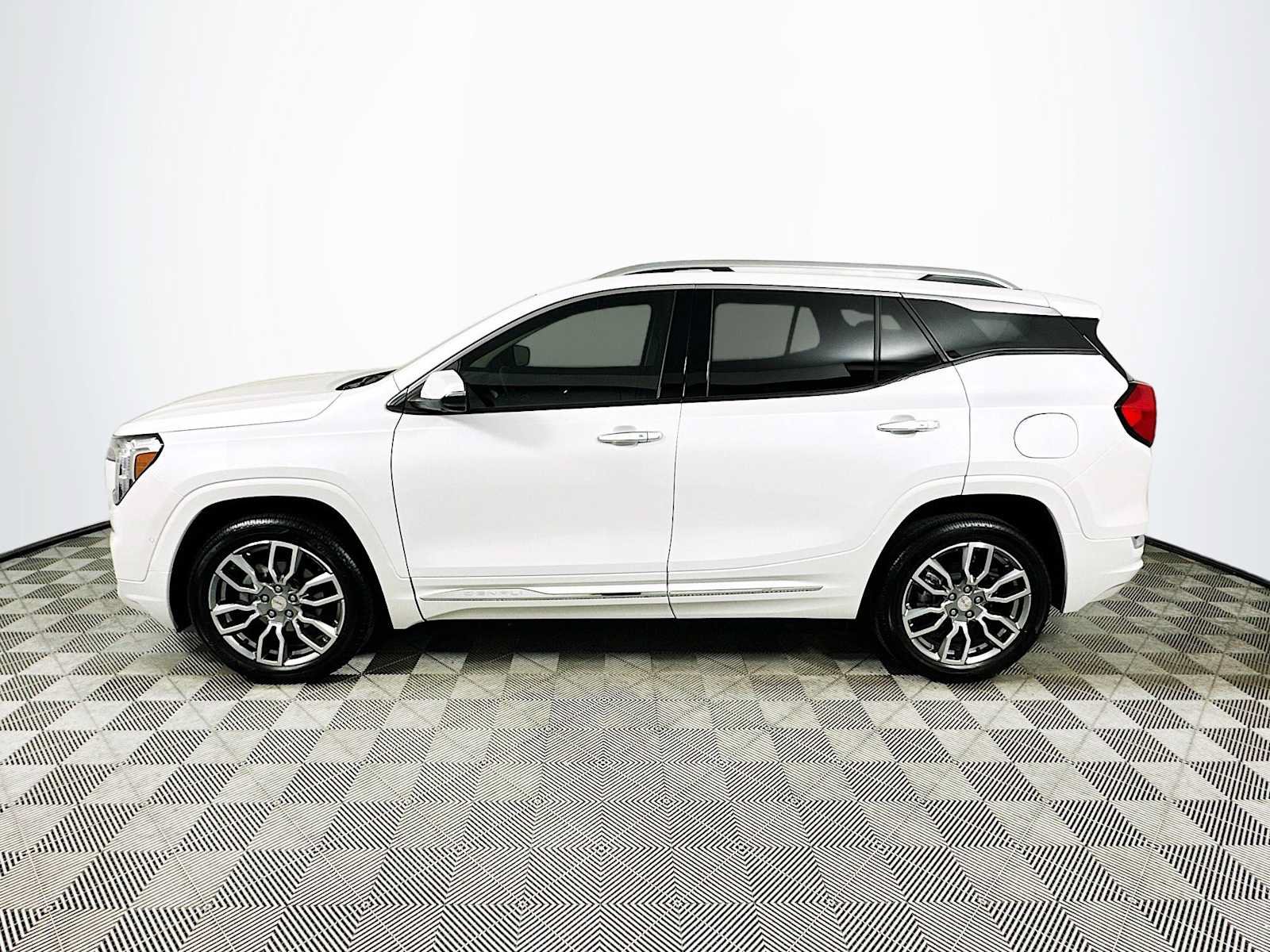 Used 2024 GMC Terrain Denali w/ Denali Premium Package AWD/4WD image 4
