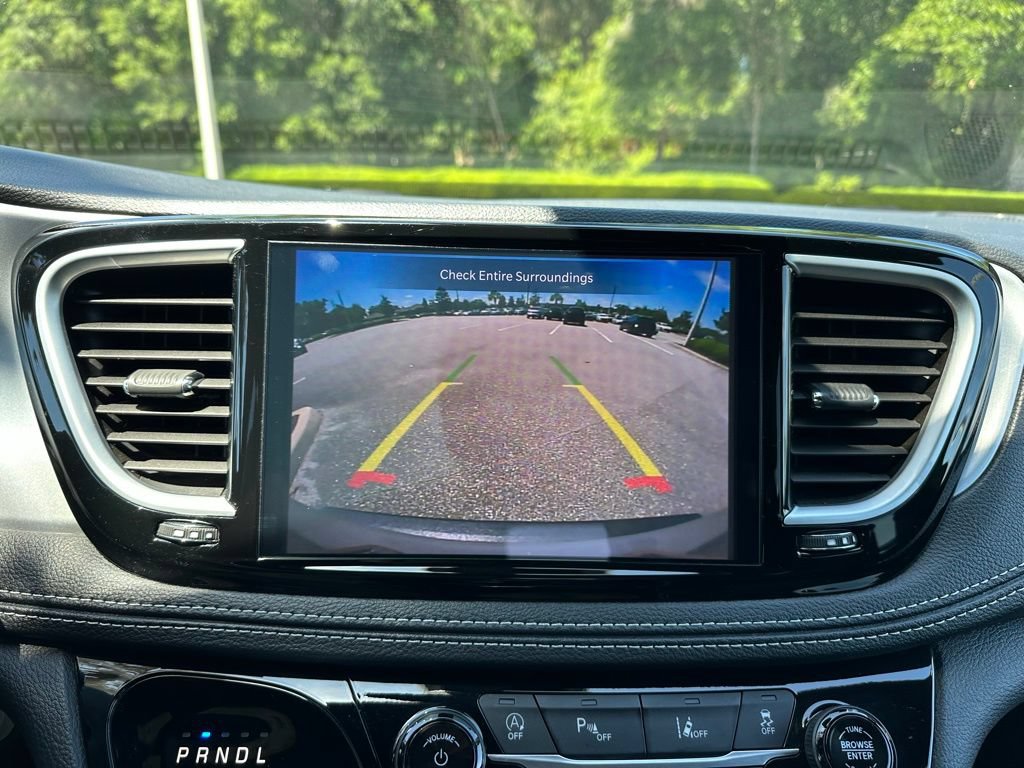 Used 2025 Chrysler Pacifica Limited FWD image 17