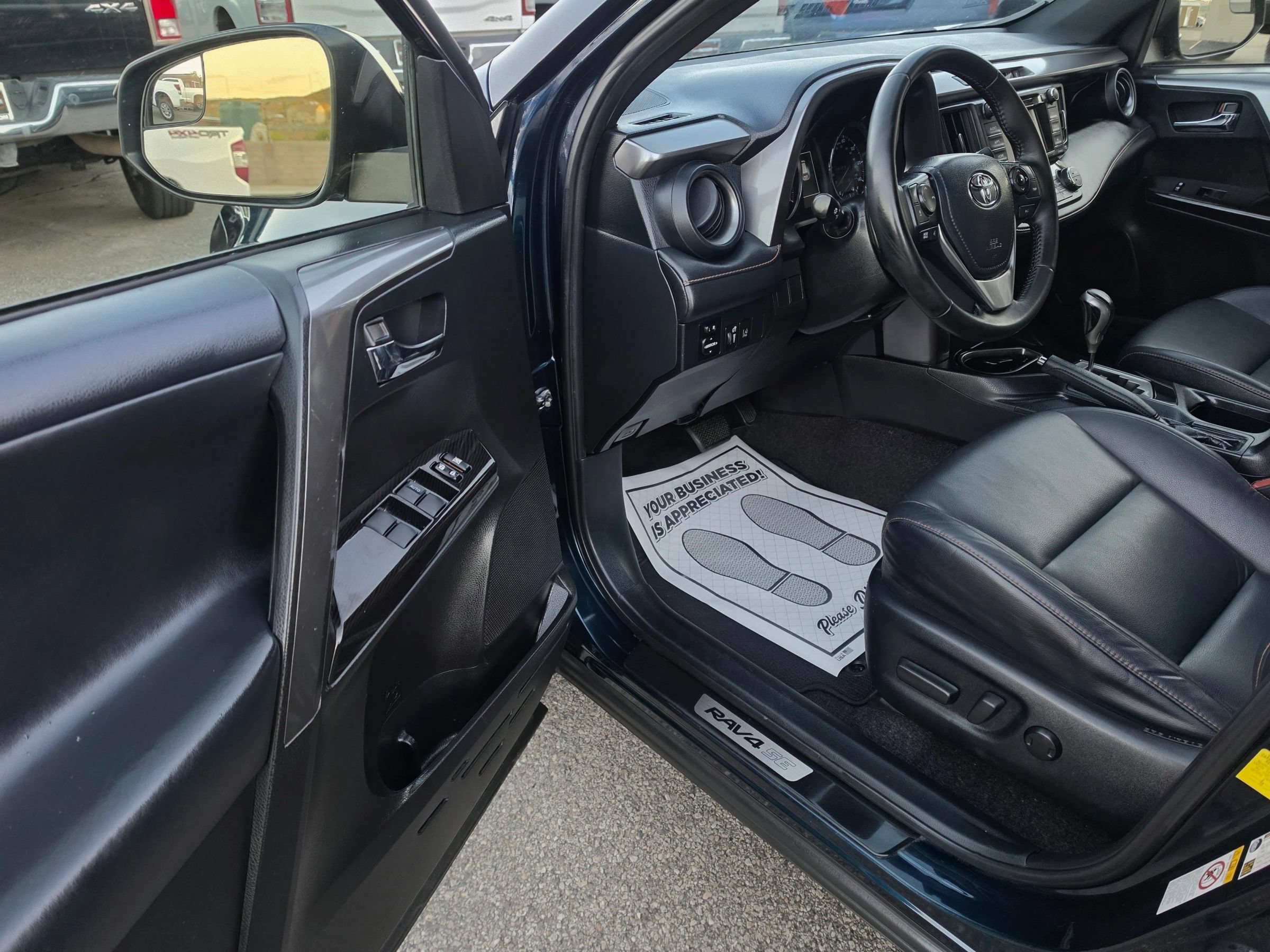 Used 2018 Toyota RAV4 SE FWD image 14
