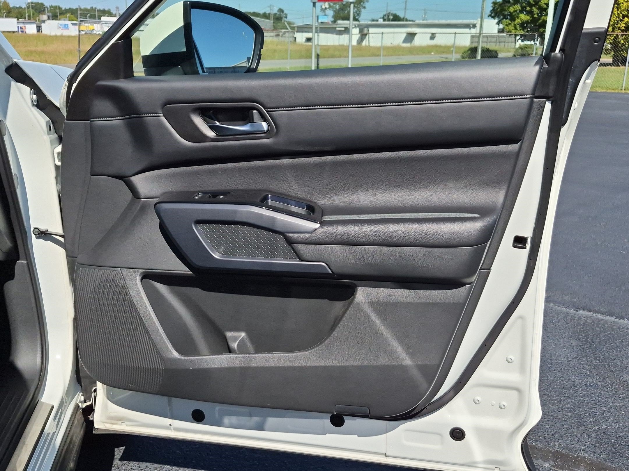 Used 2023 Nissan Pathfinder SL w/ Lighting Package (N92) FWD image 33