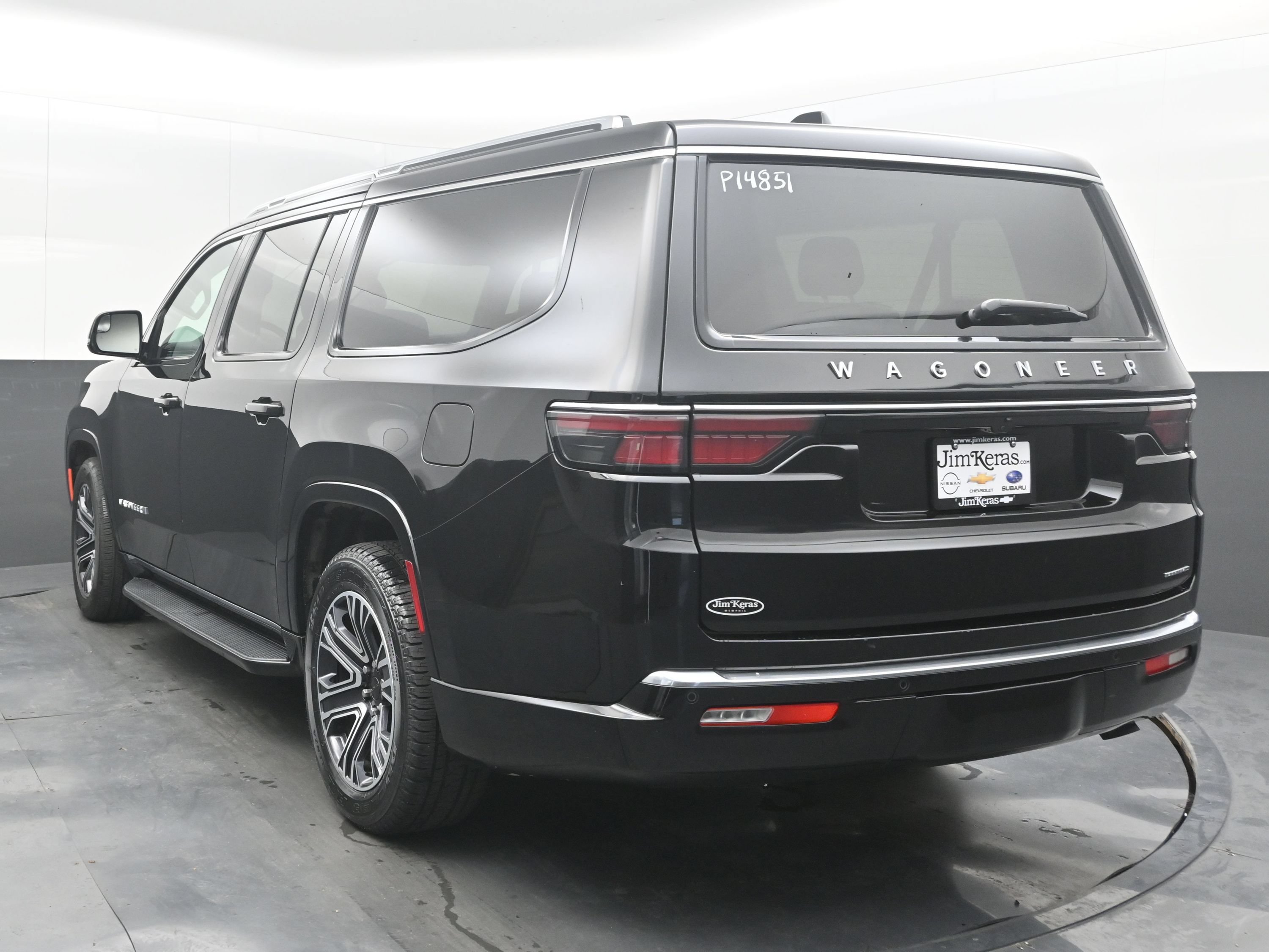 Used 2024 Jeep Wagoneer L Series II RWD image 8