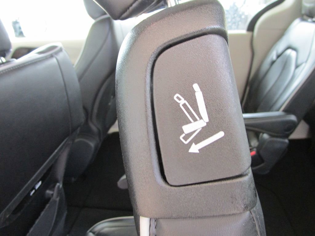 Used 2023 Chrysler Pacifica Limited FWD image 19