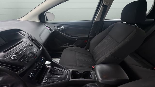 Used 2016 Ford Focus SE w/ SE Cold Weather Package FWD image 23