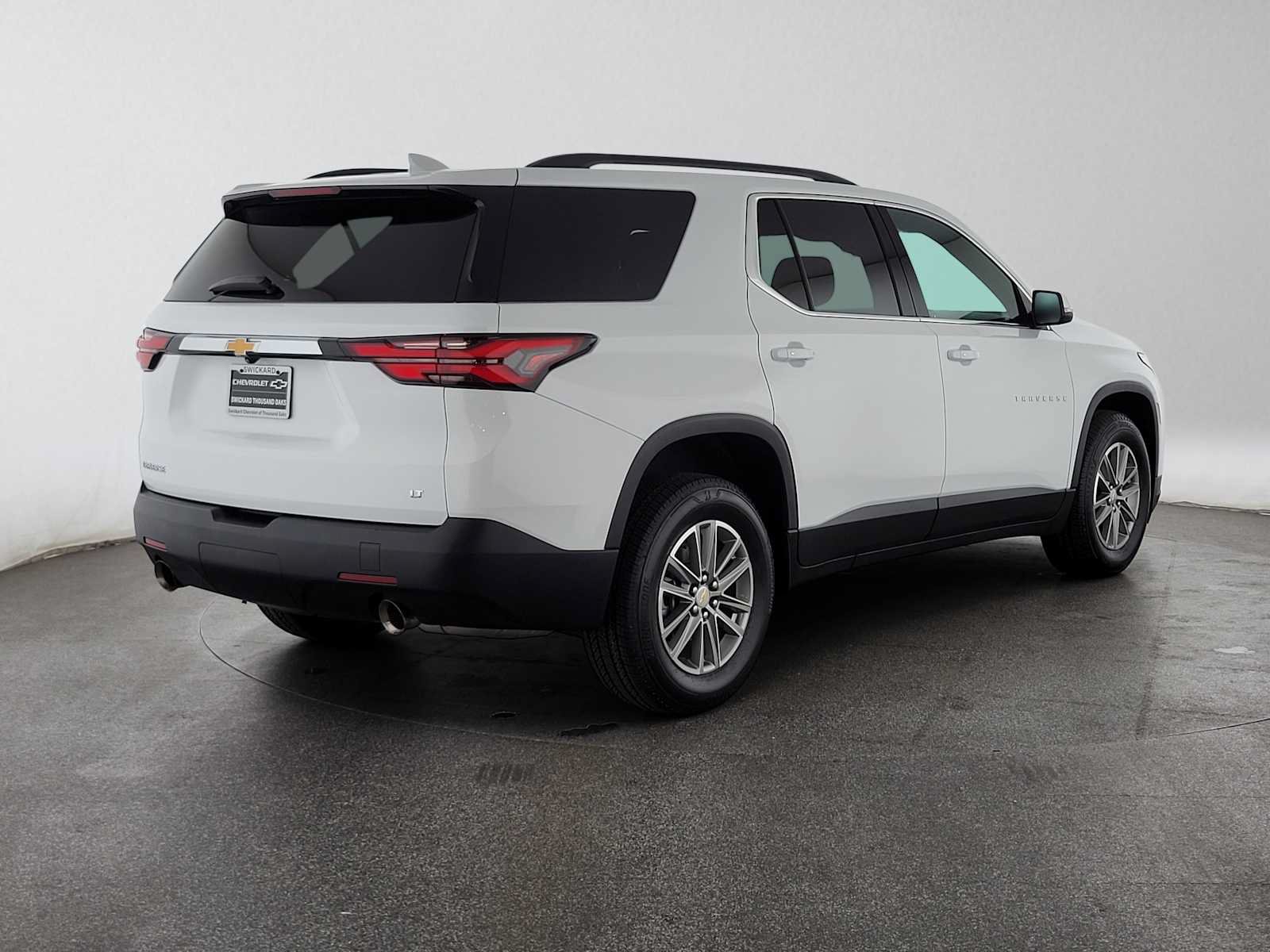 Used 2023 Chevrolet Traverse LT FWD image 3