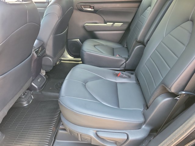 Used 2024 Toyota Highlander XLE AWD/4WD image 10