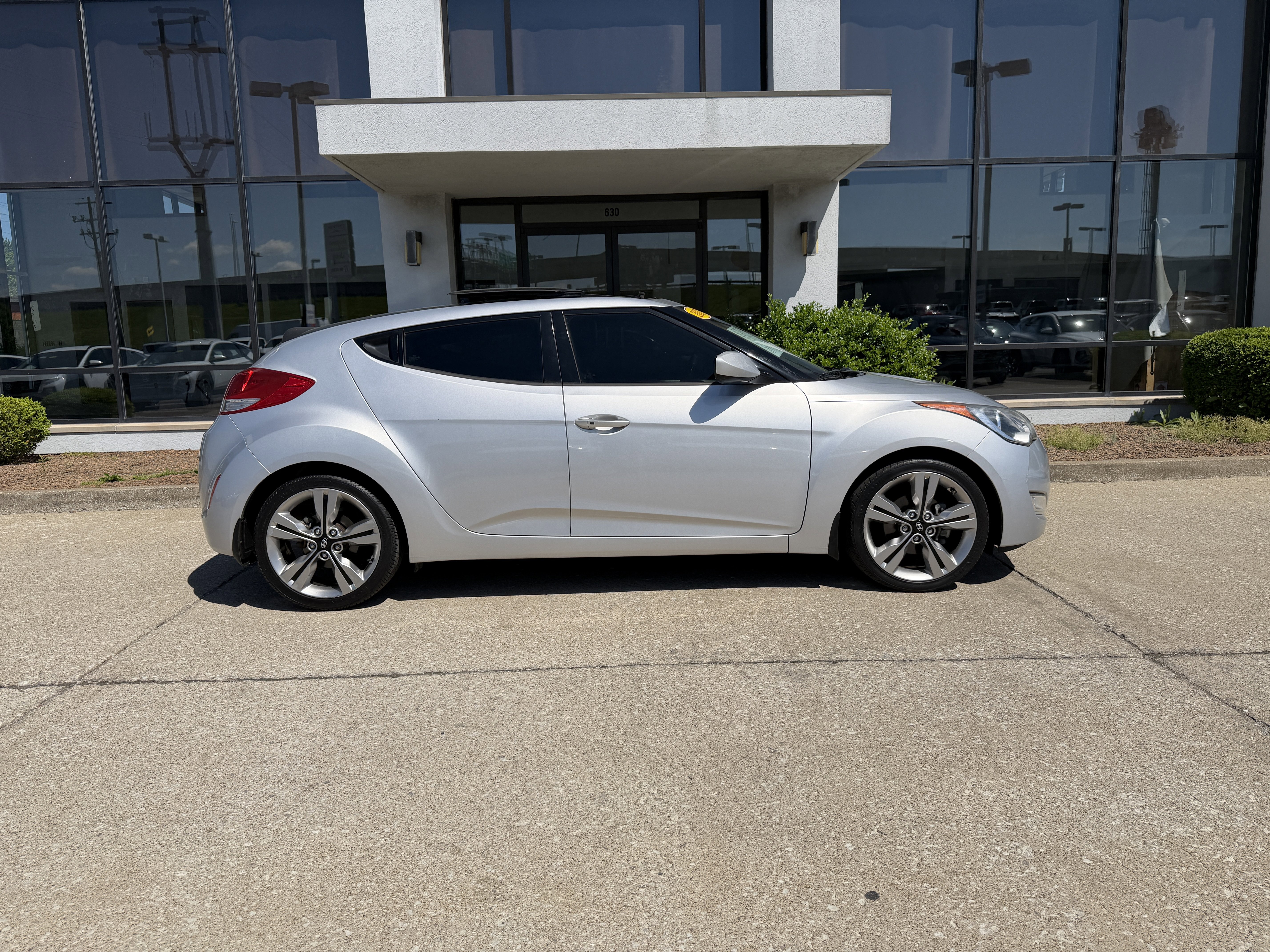 Used 2017 Hyundai Veloster Value Edition FWD image 3