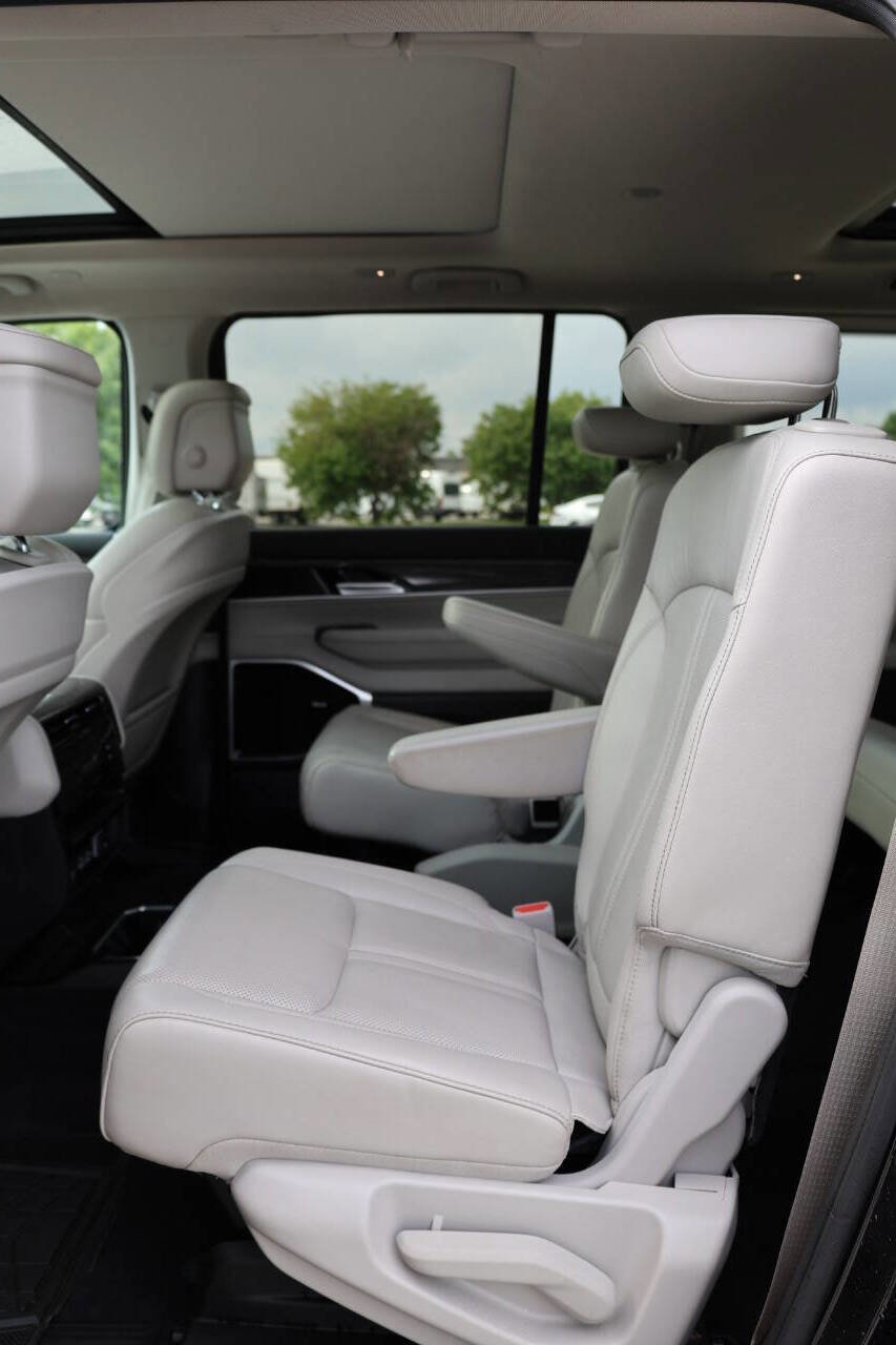 Used 2022 Jeep Wagoneer Series III w/ Premium Group I image 18