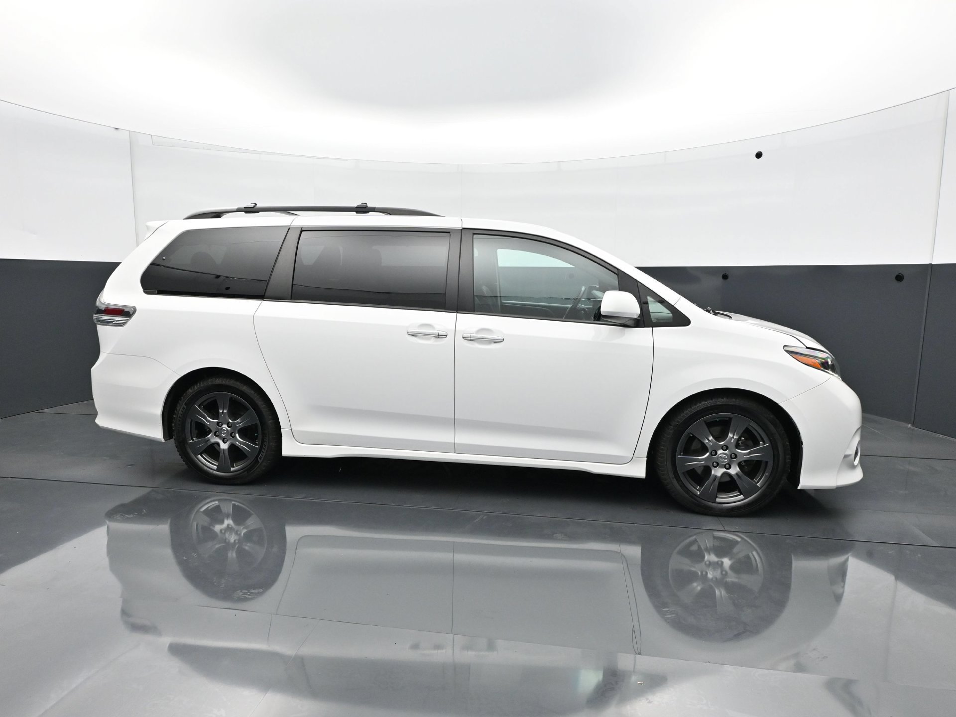 Used 2017 Toyota Sienna SE w/ SE Preferred Package FWD image 8