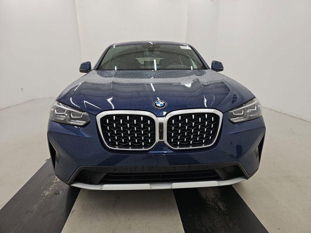 Used 2025 BMW X4 xDrive30i image 3