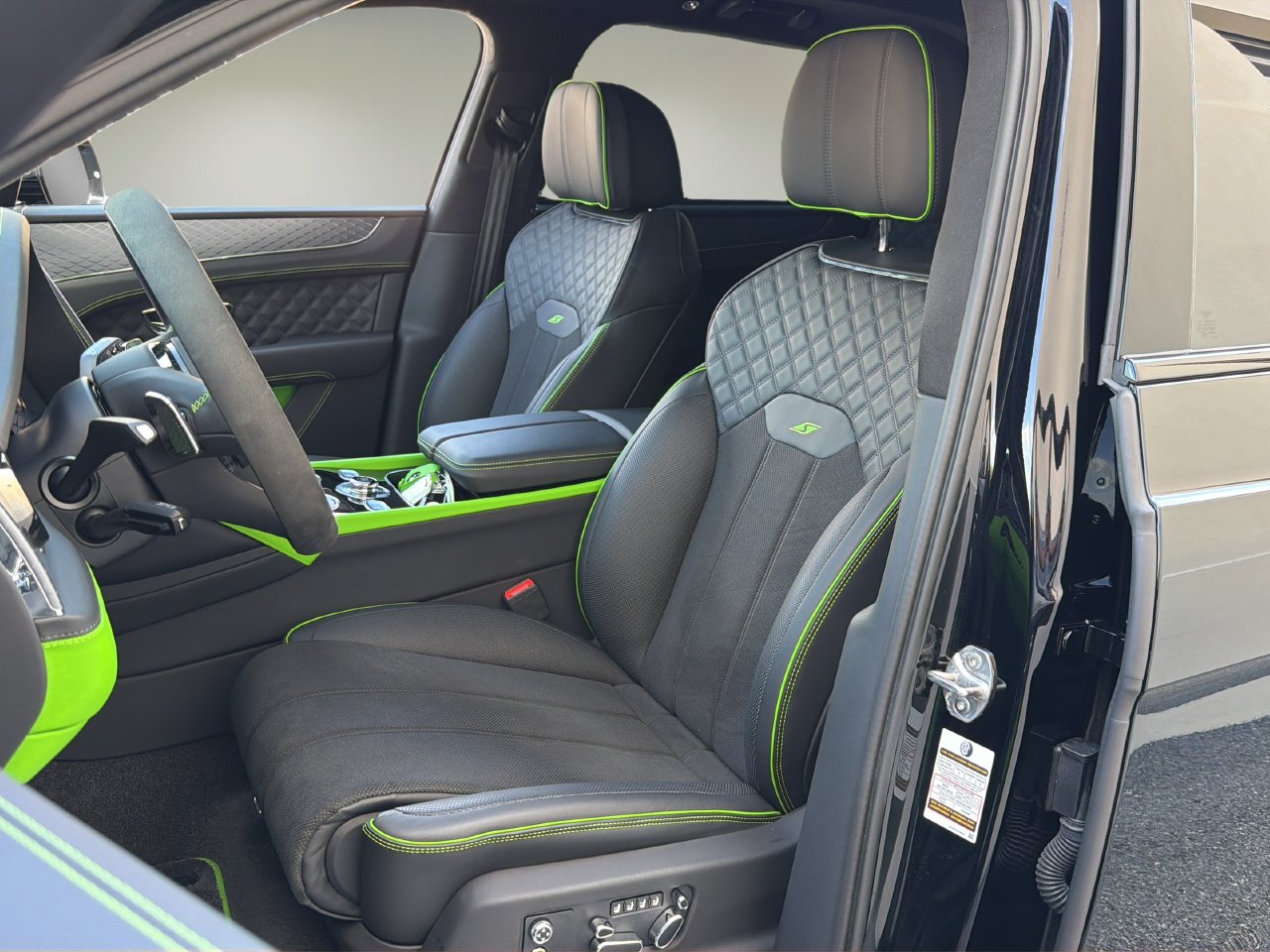 Used 2025 Bentley Bentayga AWD/4WD image 14
