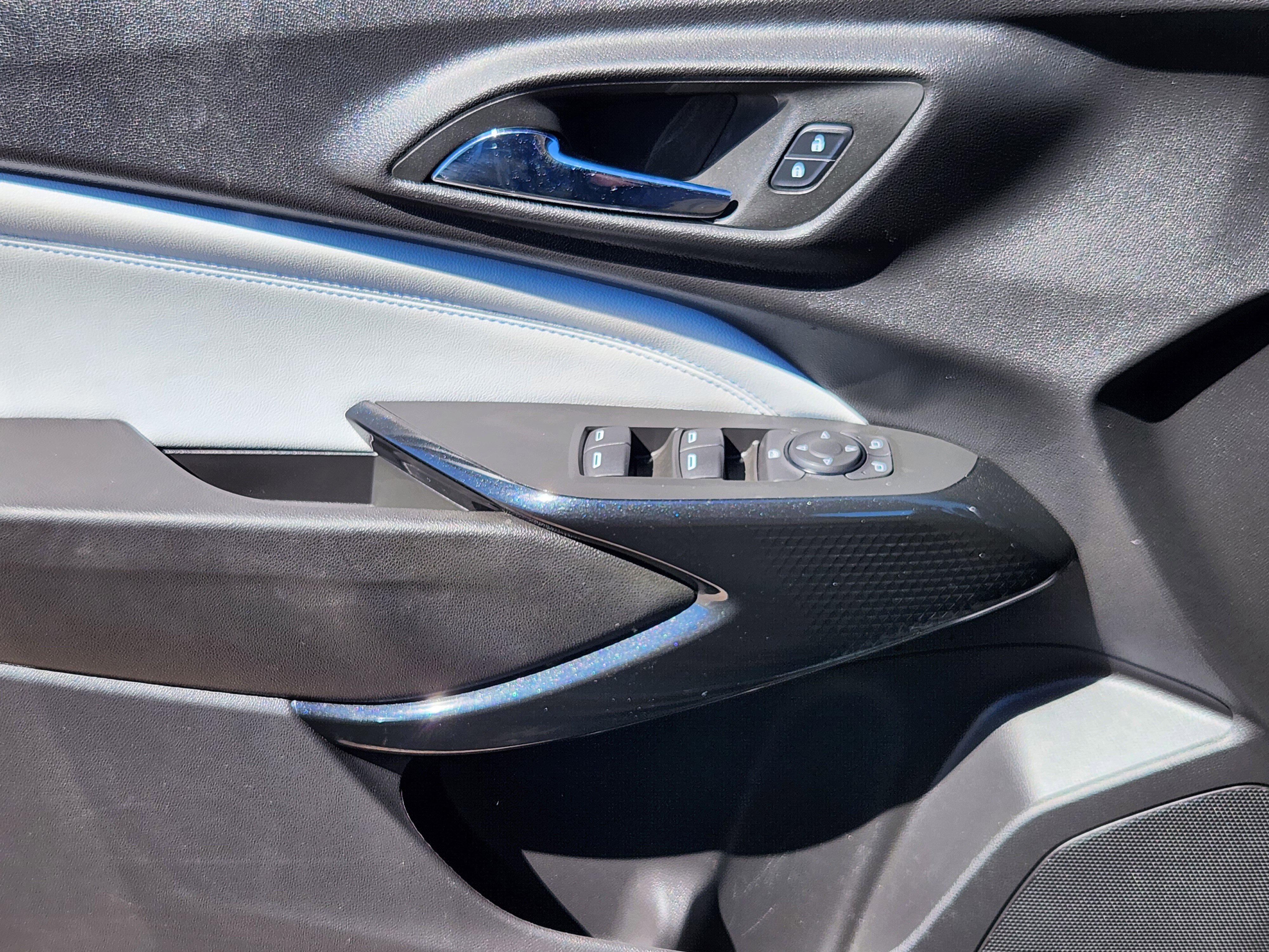 Used 2025 Chevrolet Trax LT FWD image 7