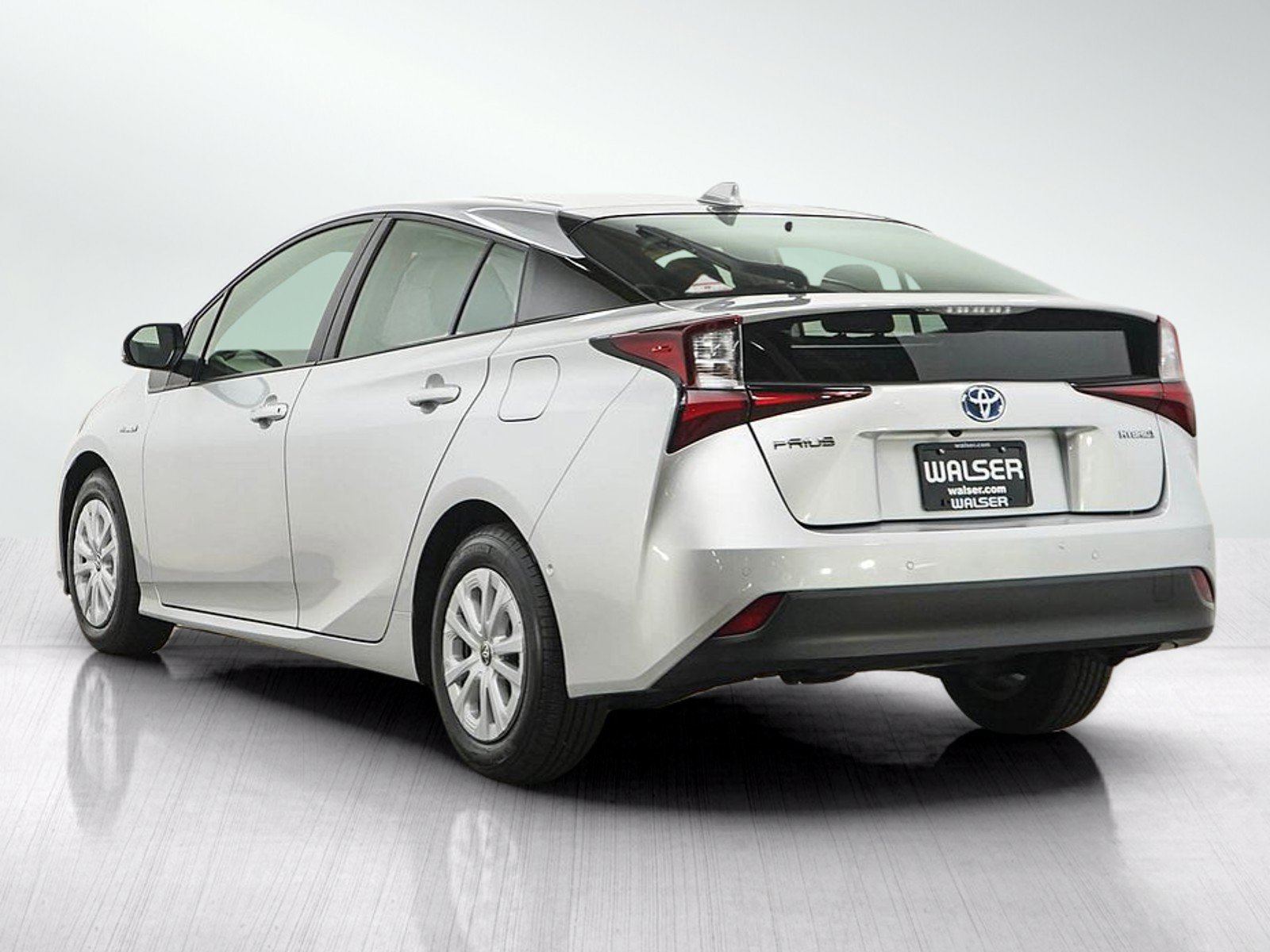 Used 2021 Toyota Prius LE FWD image 3