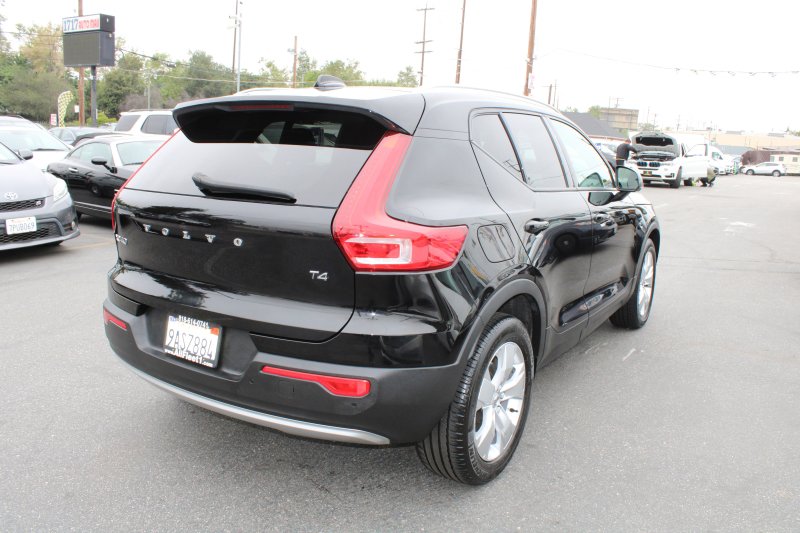 Used 2022 Volvo XC40 T4 Momentum image 6