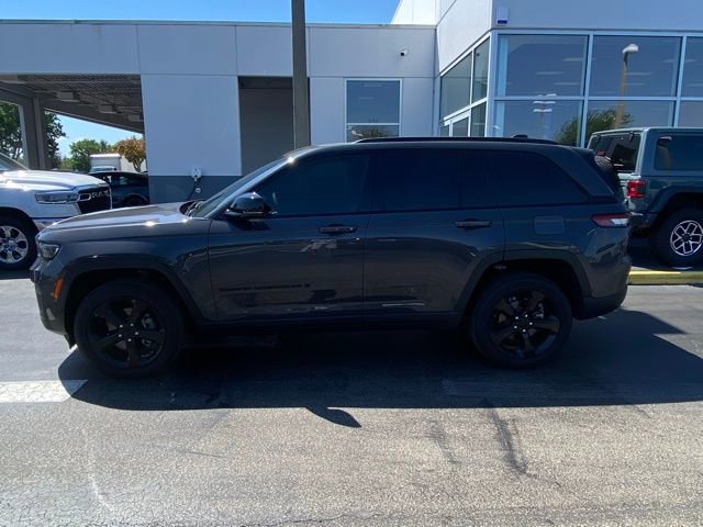 Used 2023 Jeep Grand Cherokee Altitude image 6