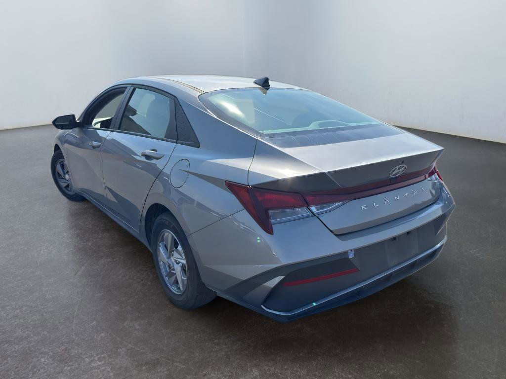 Used 2024 Hyundai Elantra SE image 7