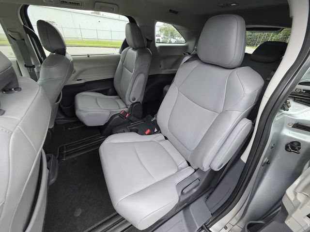 Used 2022 Toyota Sienna XLE FWD image 10