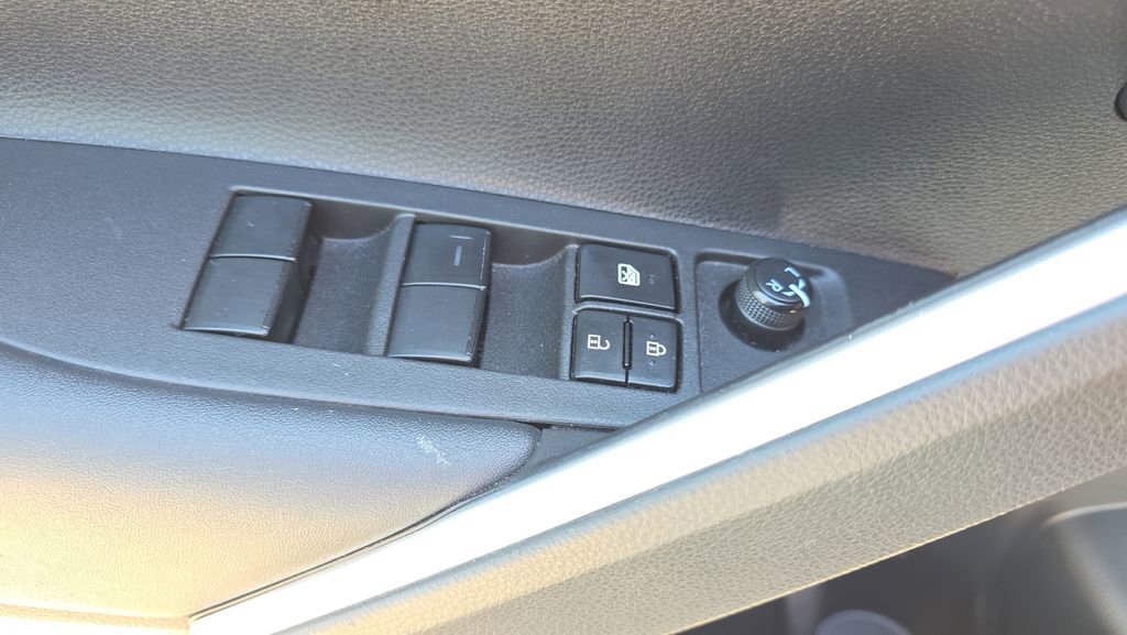 Used 2022 Toyota Corolla Cross LE w/ Moonroof Package AWD/4WD image 19