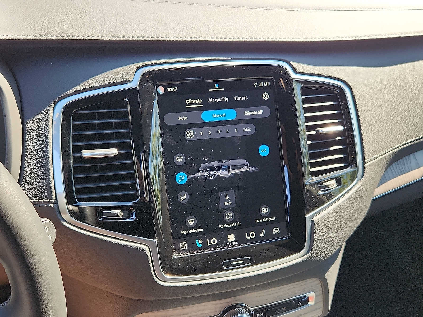 Certified 2024 Volvo XC90 T8 Ultimate w/ Protection Package Premier AWD/4WD image 15