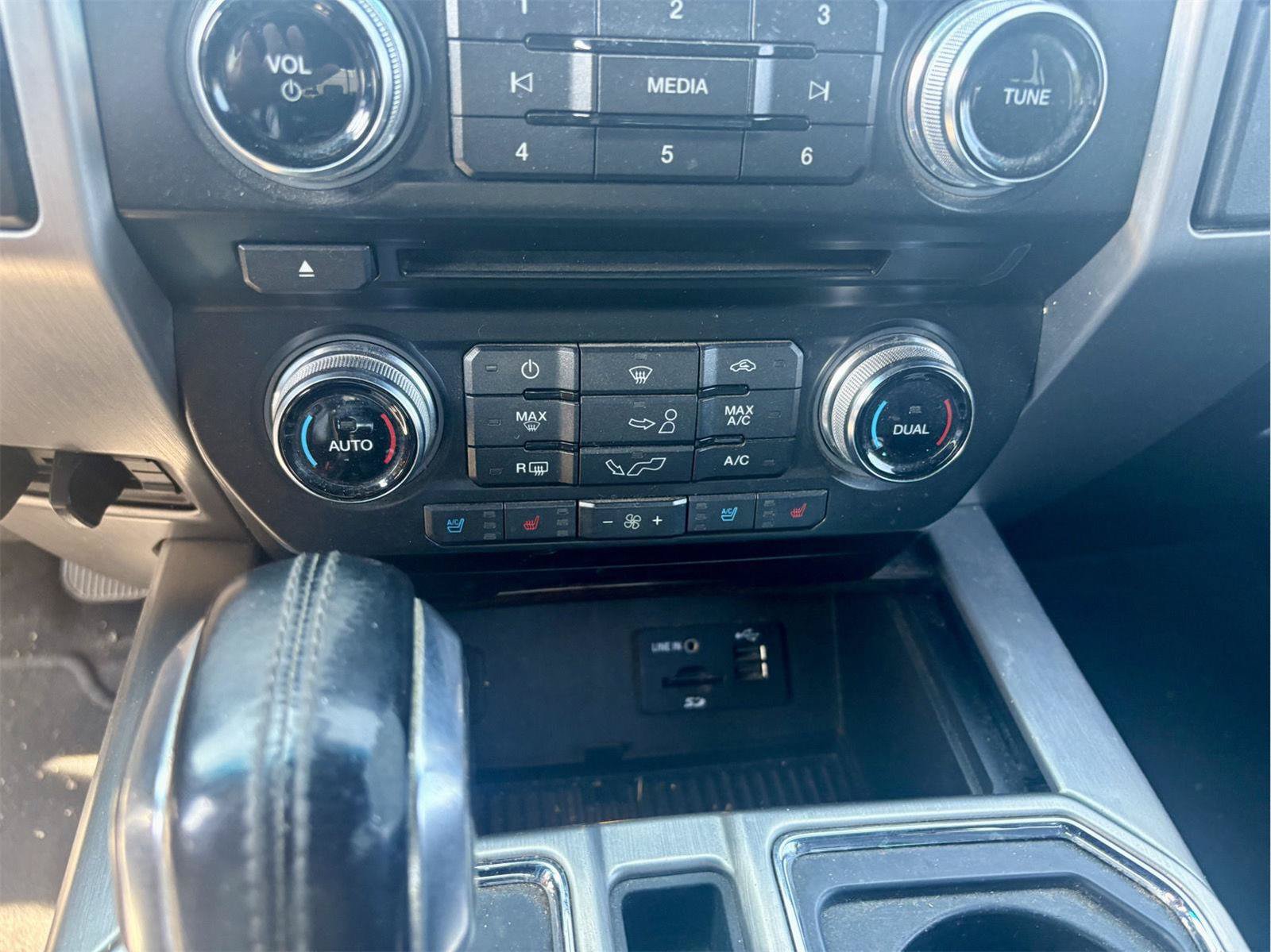 Used 2015 Ford F150 Platinum w/ Equipment Group 701A Luxury AWD/4WD image 20