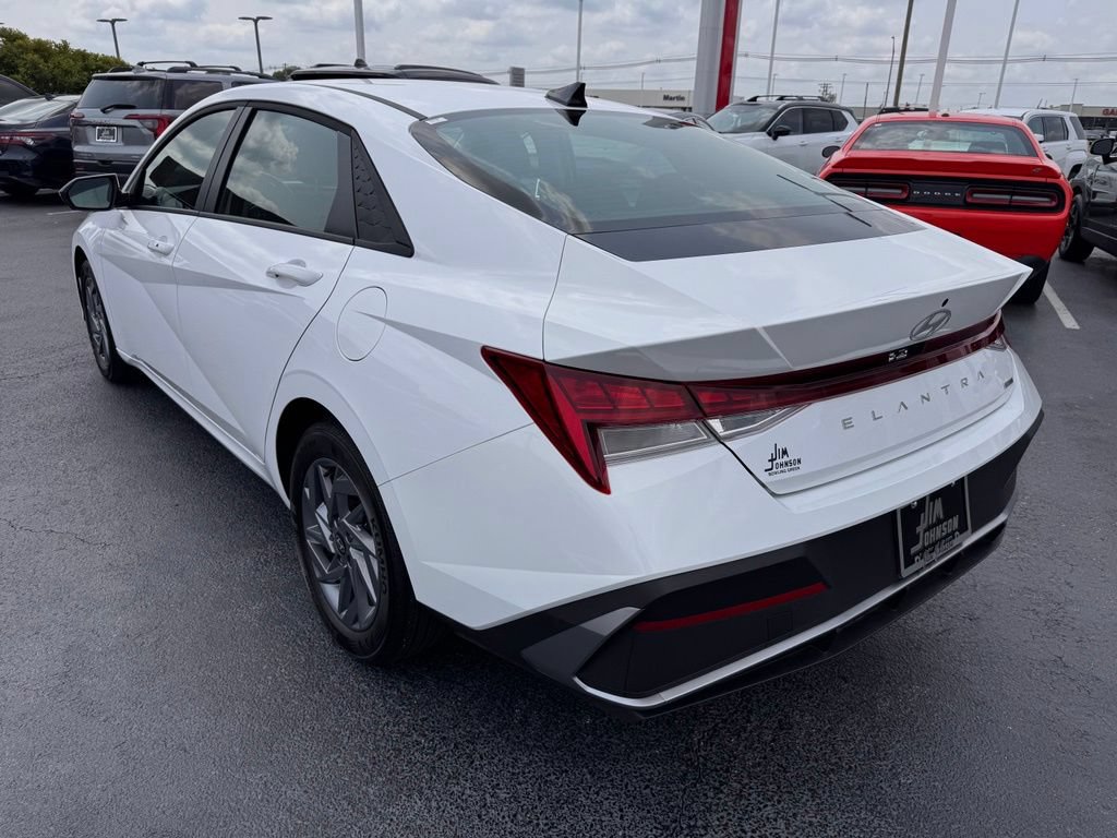 Used 2026 Hyundai Elantra Hybrid FWD image 3
