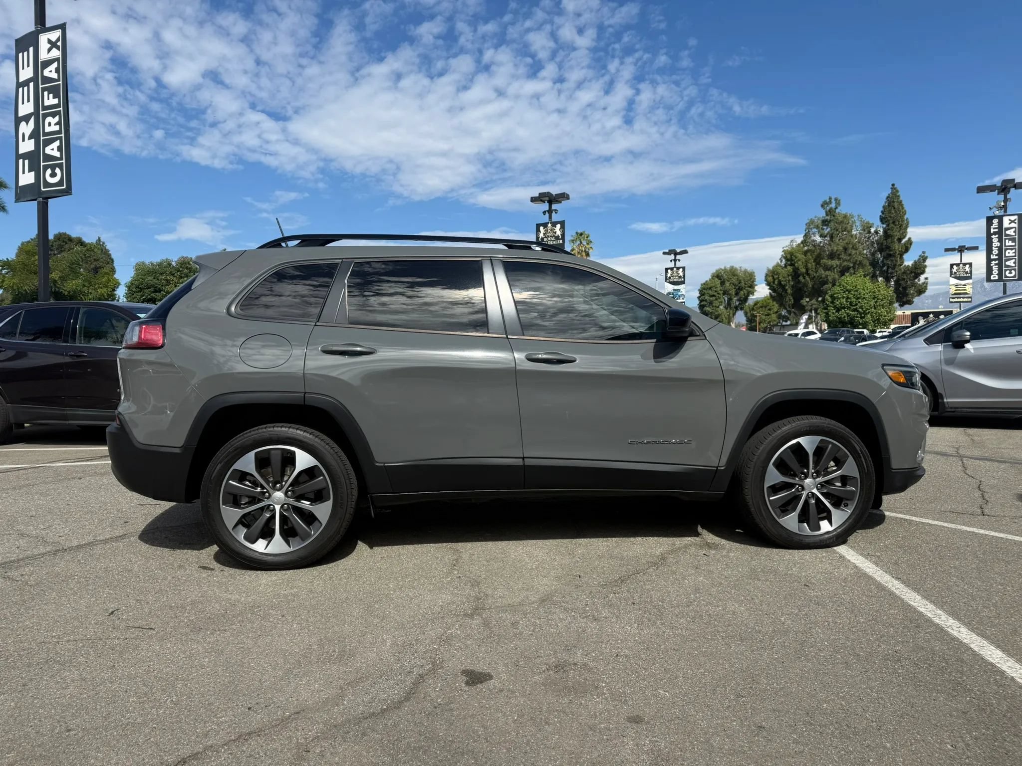 Used 2022 Jeep Cherokee Limited w/ Elite Package AWD/4WD image 6