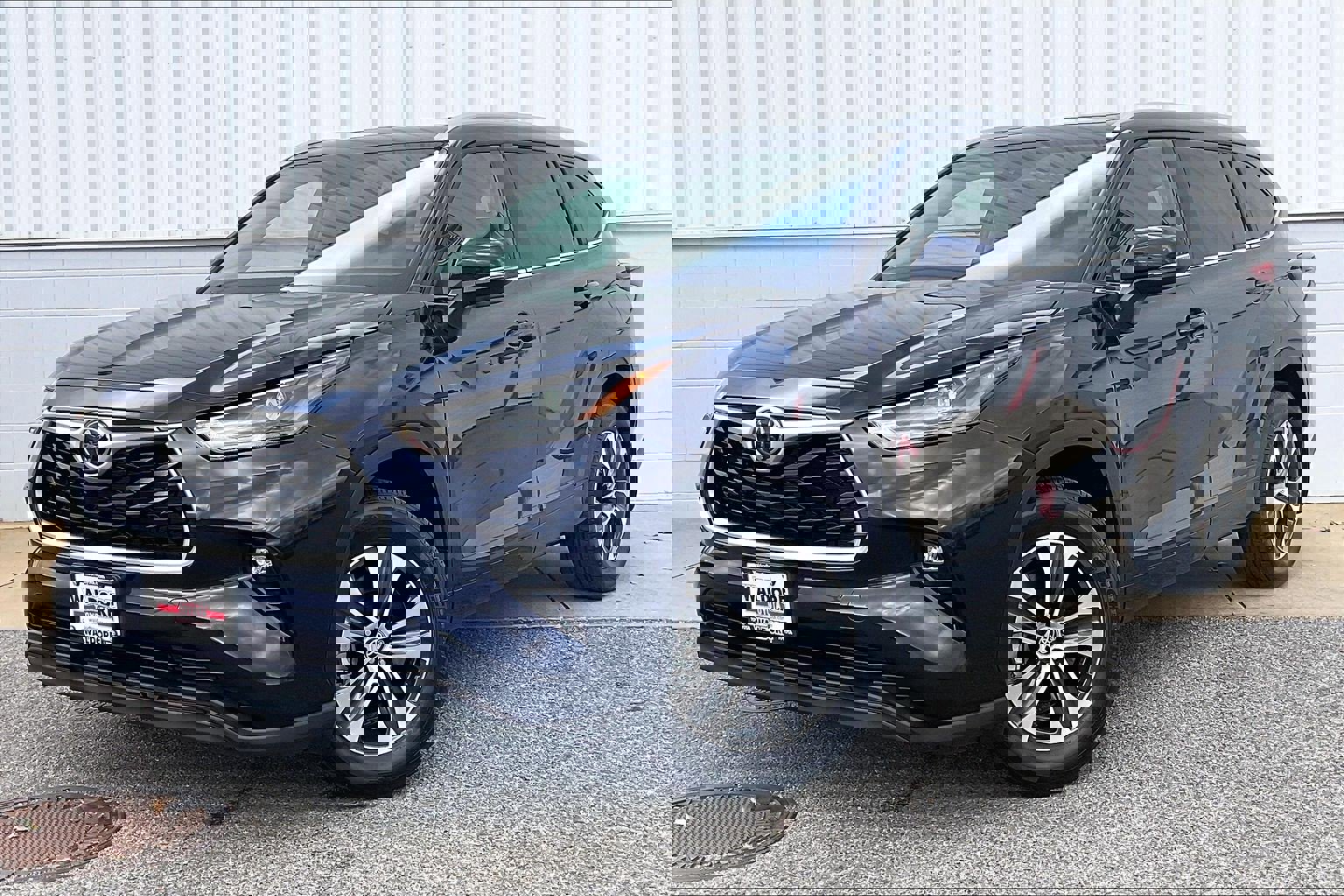 Used 2025 Toyota Highlander XLE image 2