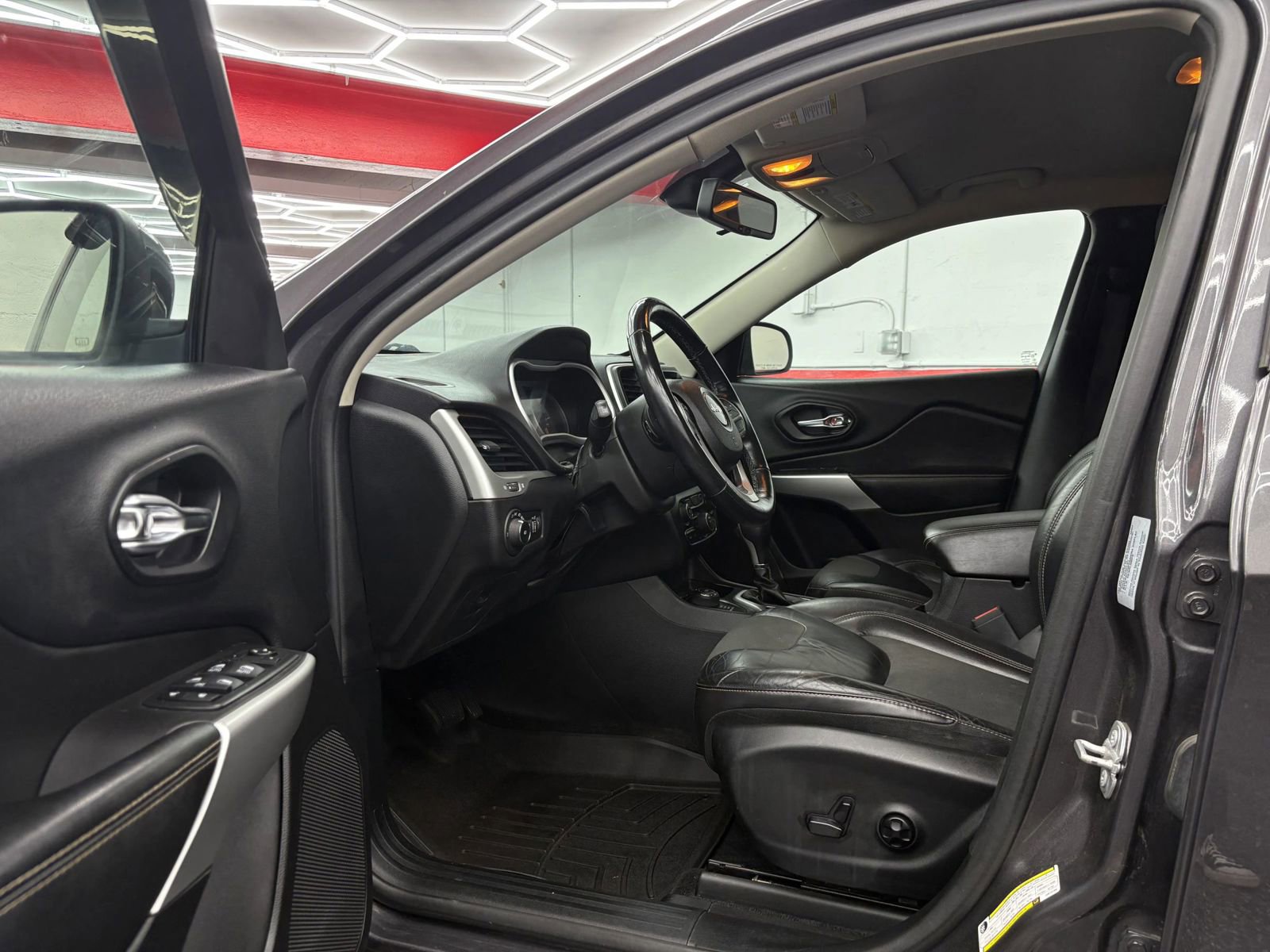 Used 2018 Jeep Cherokee Latitude Plus w/ Cold Weather Group image 8