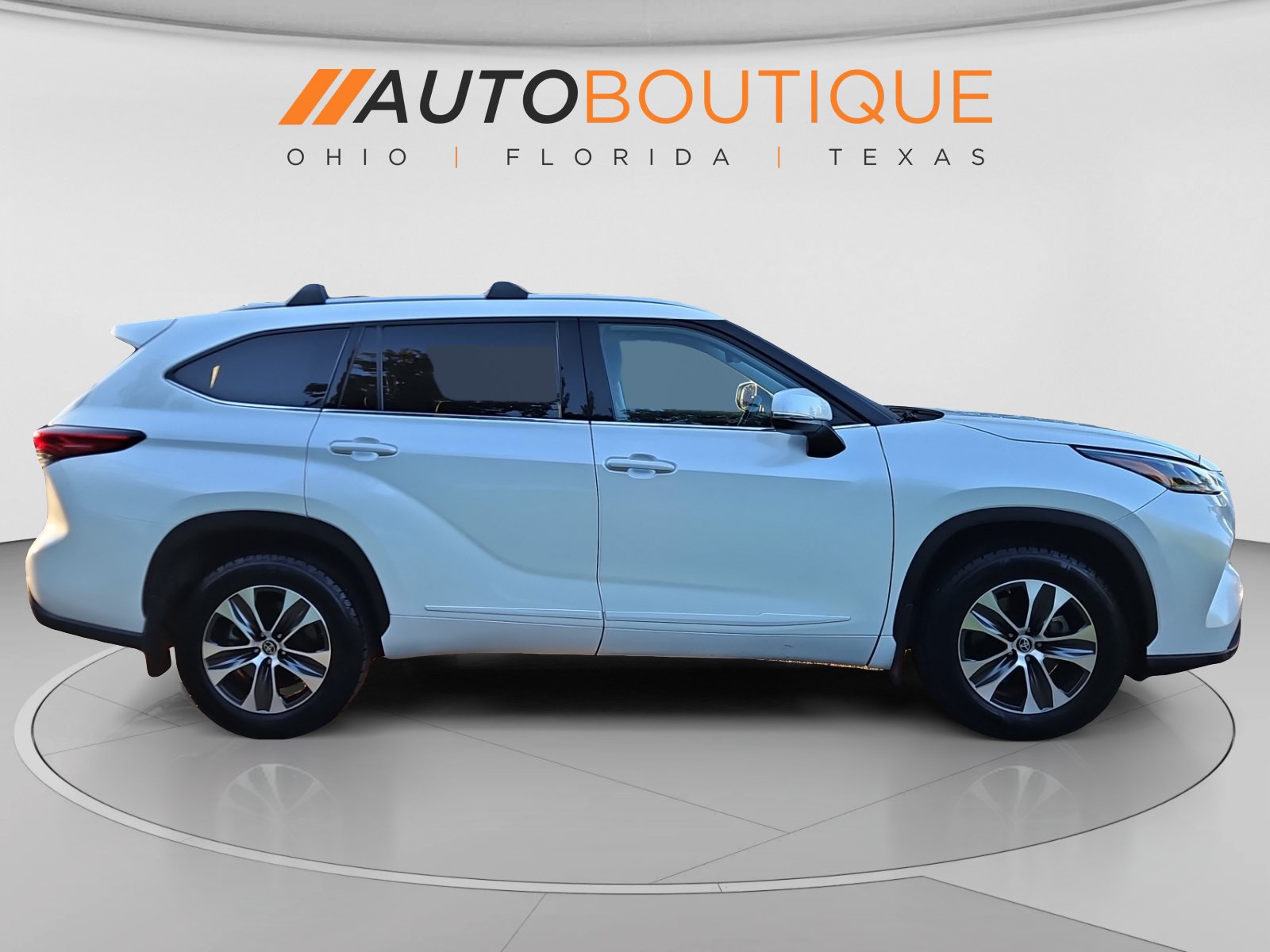 Used 2022 Toyota Highlander XLE AWD/4WD image 6