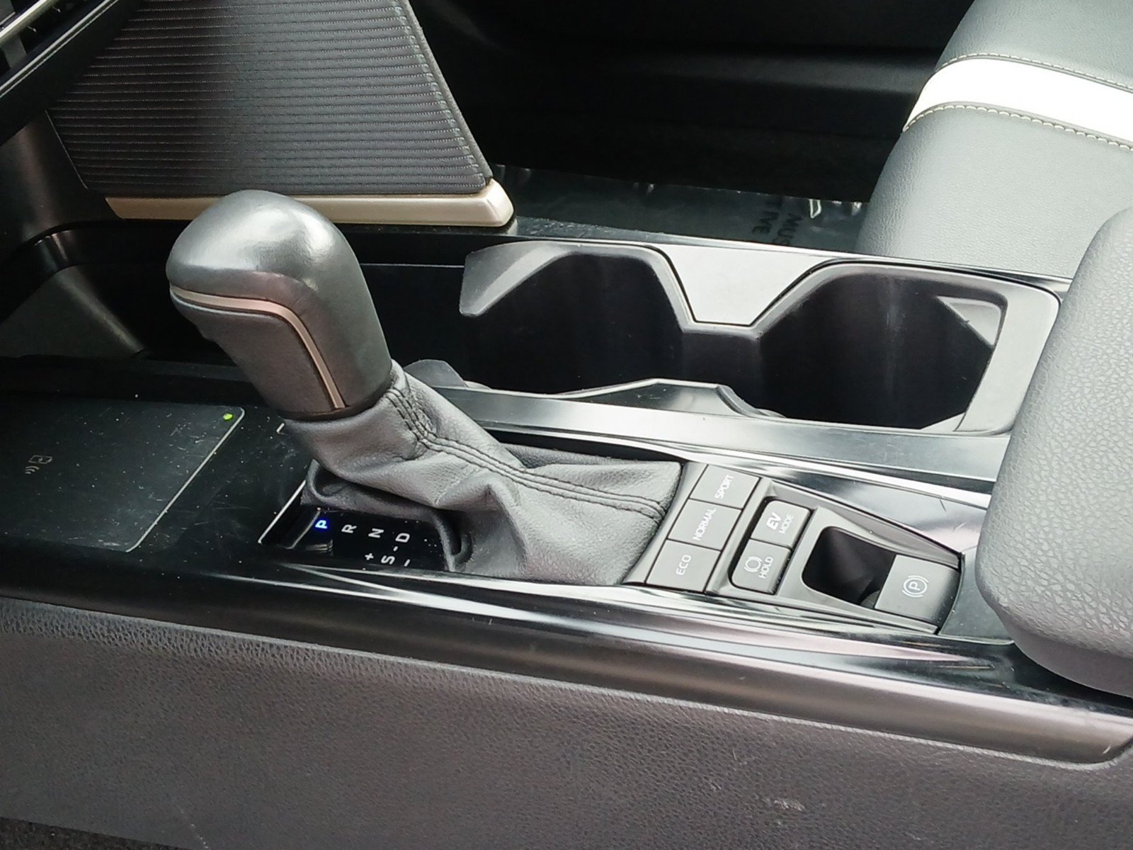 Used 2025 Toyota Camry SE FWD image 13