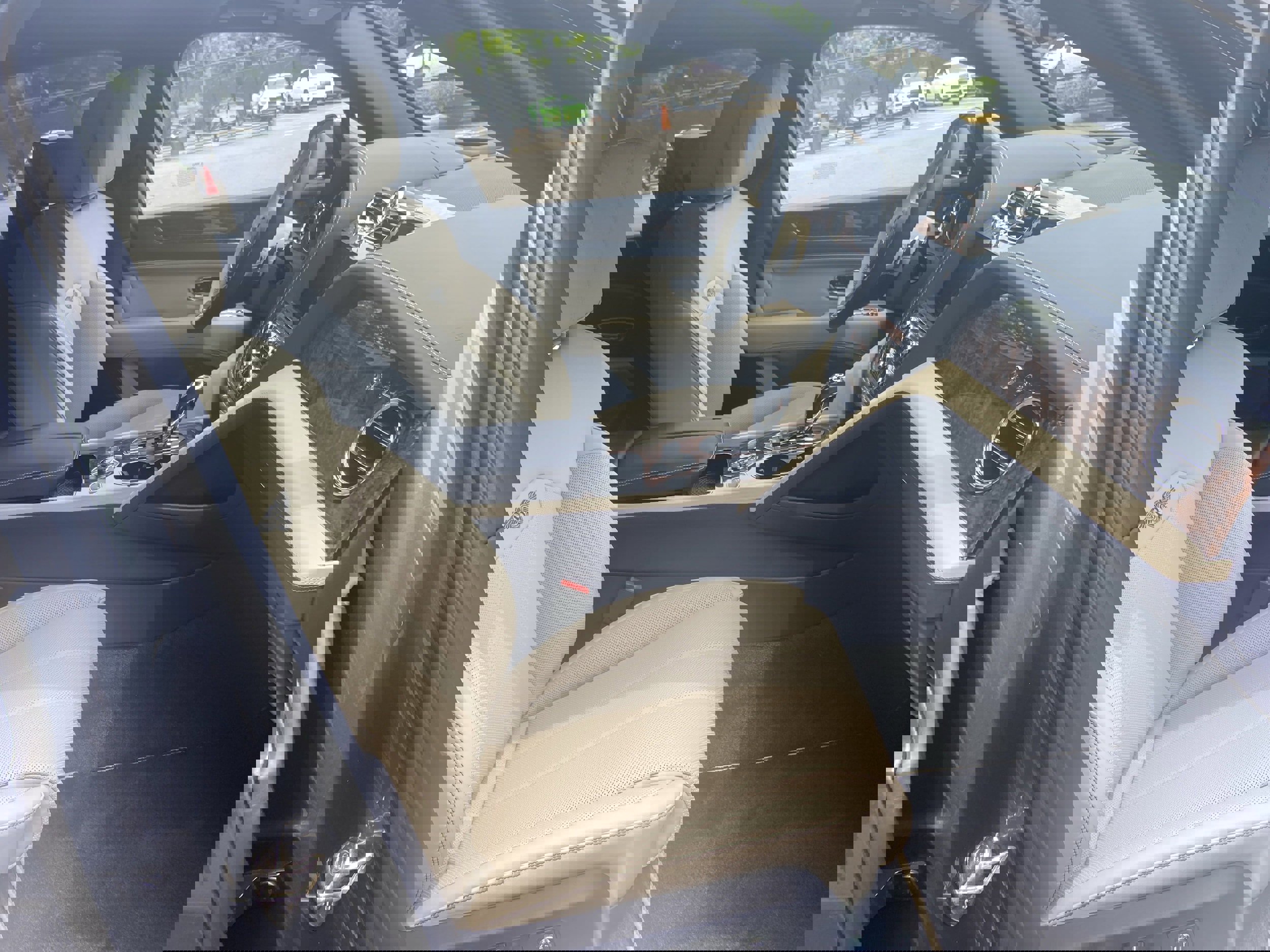 New 2025 Bentley Bentayga Extended Wheelbase image 2