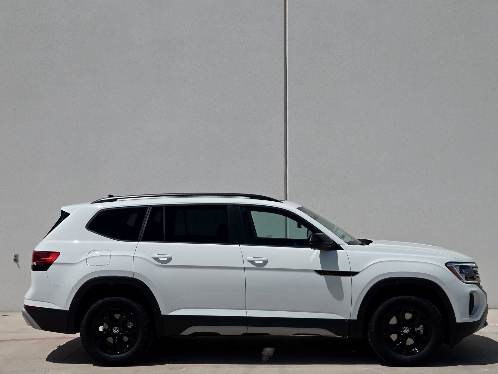 New 2025 Volkswagen Atlas Peak Edition SE image 3