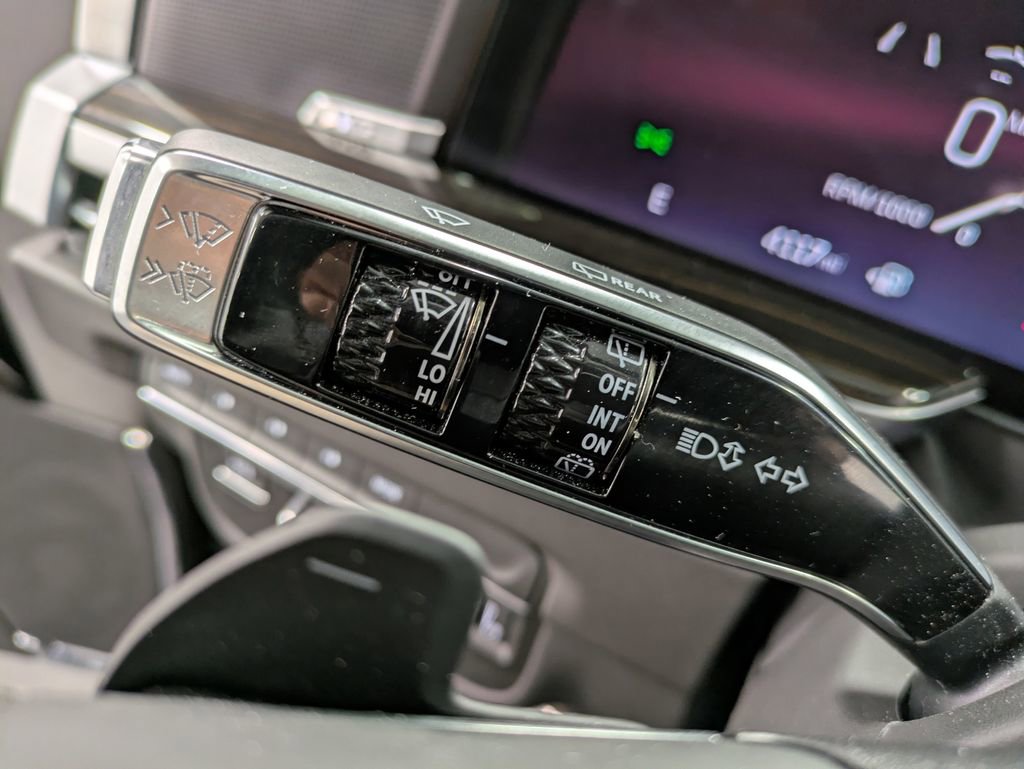 Used 2025 Cadillac Escalade Premium Luxury image 17