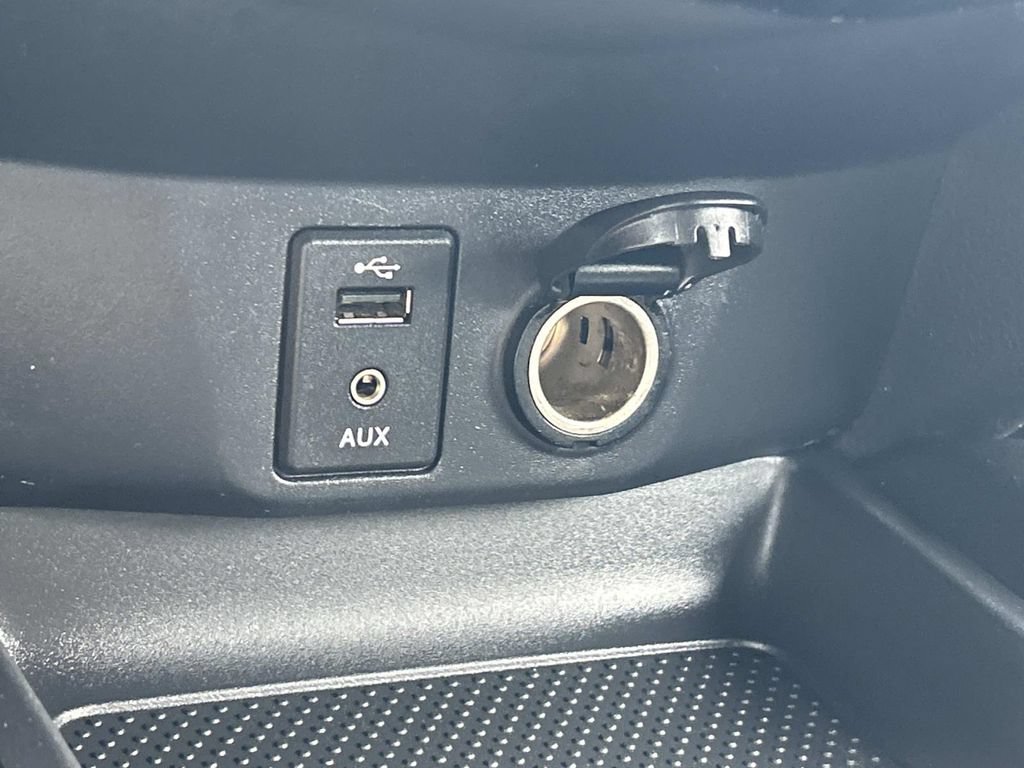 Used 2015 Nissan Rogue SV FWD image 32