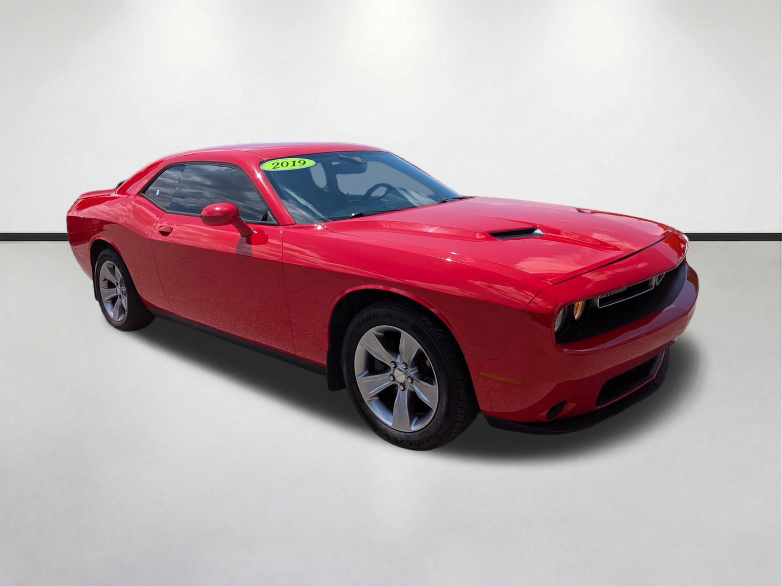 Used 2019 Dodge Challenger SXT image 1
