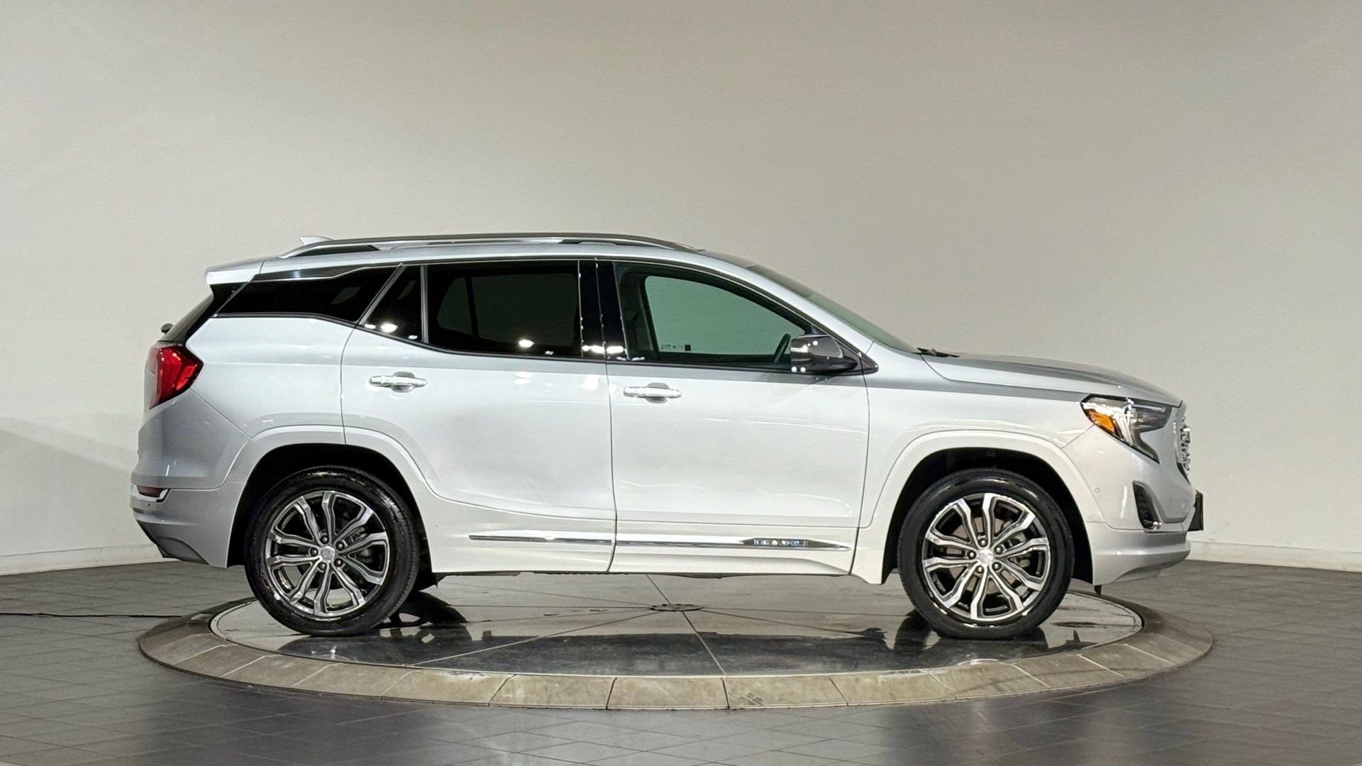 Used 2019 GMC Terrain Denali w/ Advanced Safety Package AWD/4WD image 11