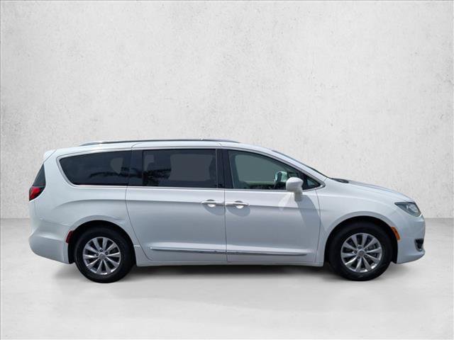Used 2018 Chrysler Pacifica Touring-L FWD image 4