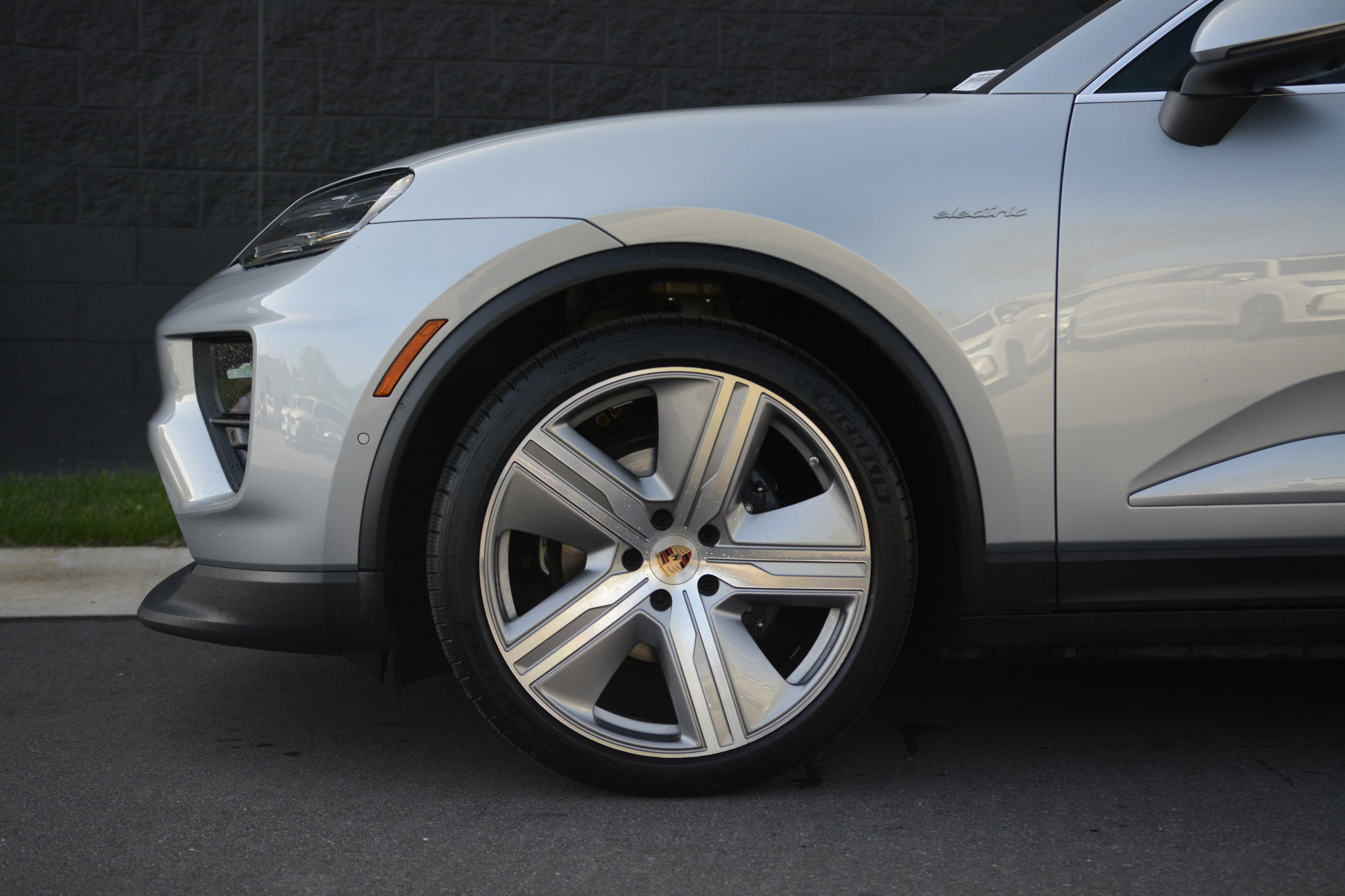 Certified 2025 Porsche Macan 4 Electric image 40